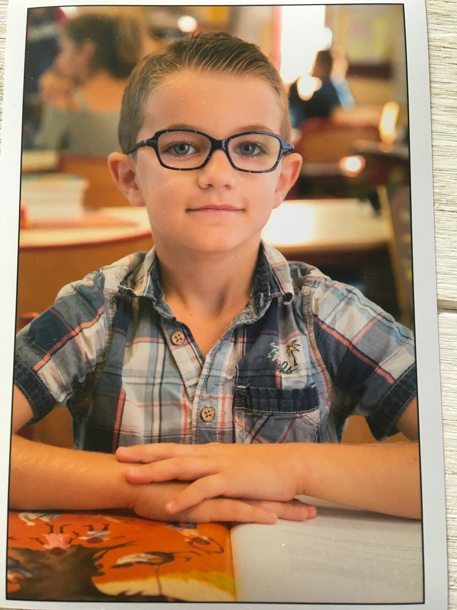 Loïc participe au concours pour gagner de l'argent avec cette photo : cool, eyewear, girl, glasses, hairstyle, pattern, person, smile, vision_care