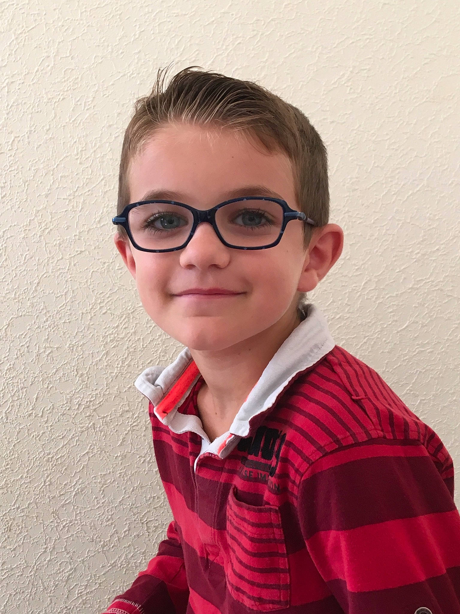 Loïc participe au concours pour gagner de l'argent avec cette photo : boy, child, chin, cool, eyewear, forehead, girl, glasses, hairstyle, joy, person, portrait, smile, sunglasses, vision_care