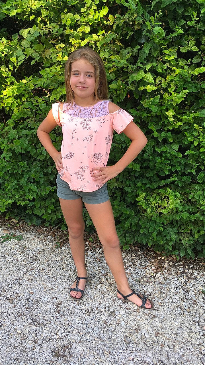 Lea a rejoint le concours — aidez-le/la à gagner de superbes lots ! beauty, blond, child, child_model, clothing, fun, girl, grass, joy, leg, pattern, person, shorts, shoulder, sitting, smile, standing, summer, thigh, tree