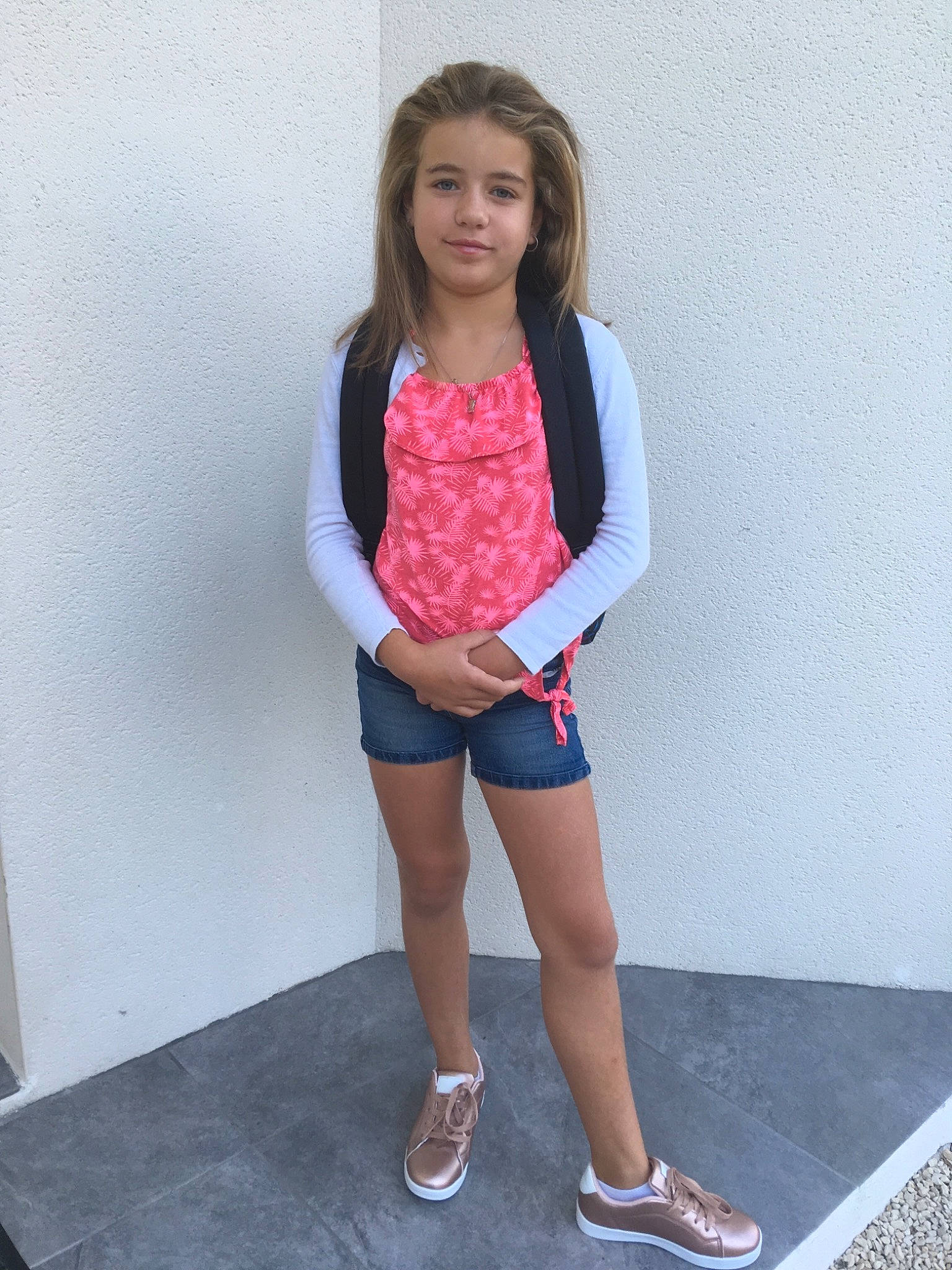 Lea participe au concours pour gagner de l'argent avec cette photo : abdomen, arm, clothing, denim, footwear, girl, human_leg, jeans, leg, outerwear, person, pink, product, shoe, shorts, shoulder, standing, t_shirt, textile, thigh