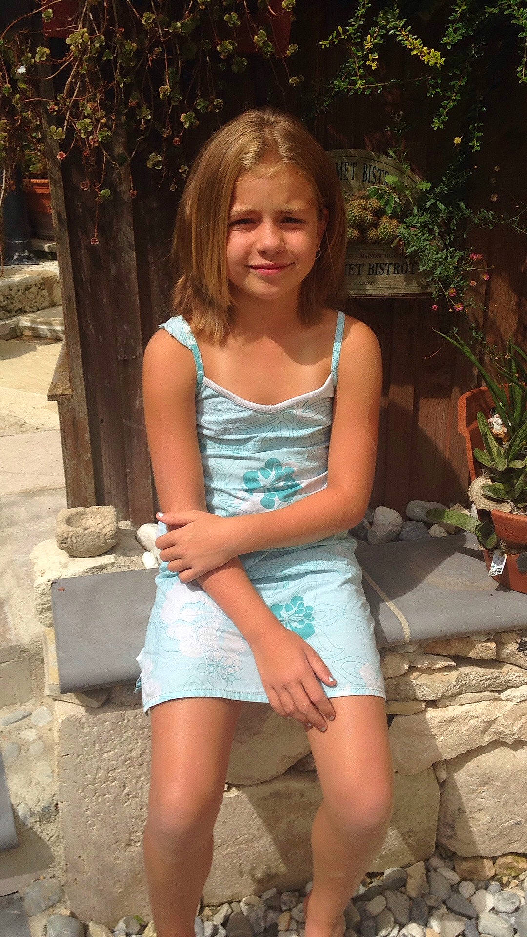 Lea a rejoint le concours — aidez-le/la à gagner de superbes lots ! abdomen, arm, beauty, blond, clothing, fun, girl, hair, hairstyle, human_body, human_hair_color, joy, lady, leg, person, shoulder, sitting, smile, summer, thigh