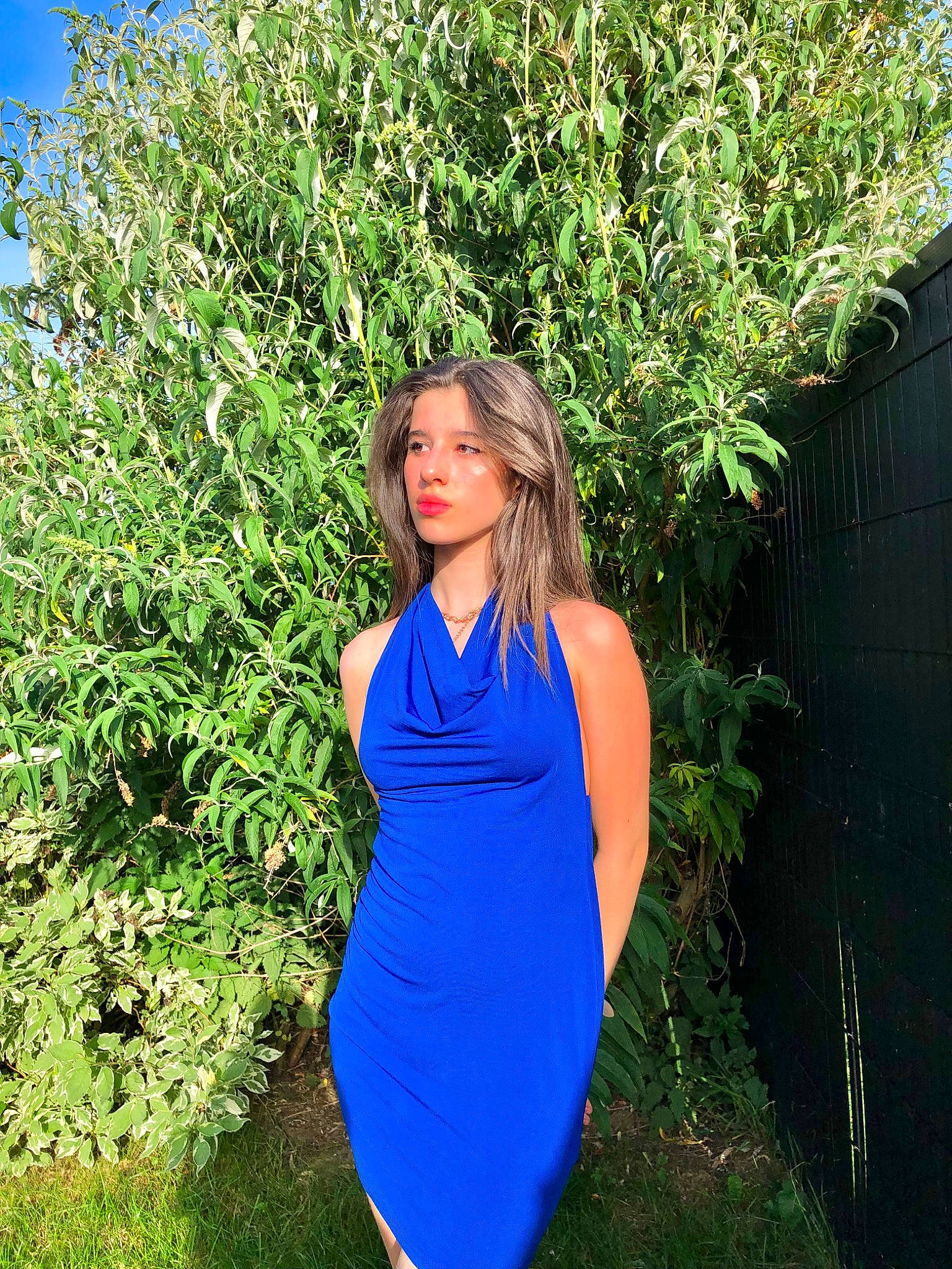 Inès participe au concours pour gagner de l'argent avec cette photo : arm, botany, day_dress, dress, electric_blue, face, grass, grass_family, hair, human_body, leaf, one_piece_garment, outerwear, people_in_nature, person, plant, shrub, sleeve, tree, trunk