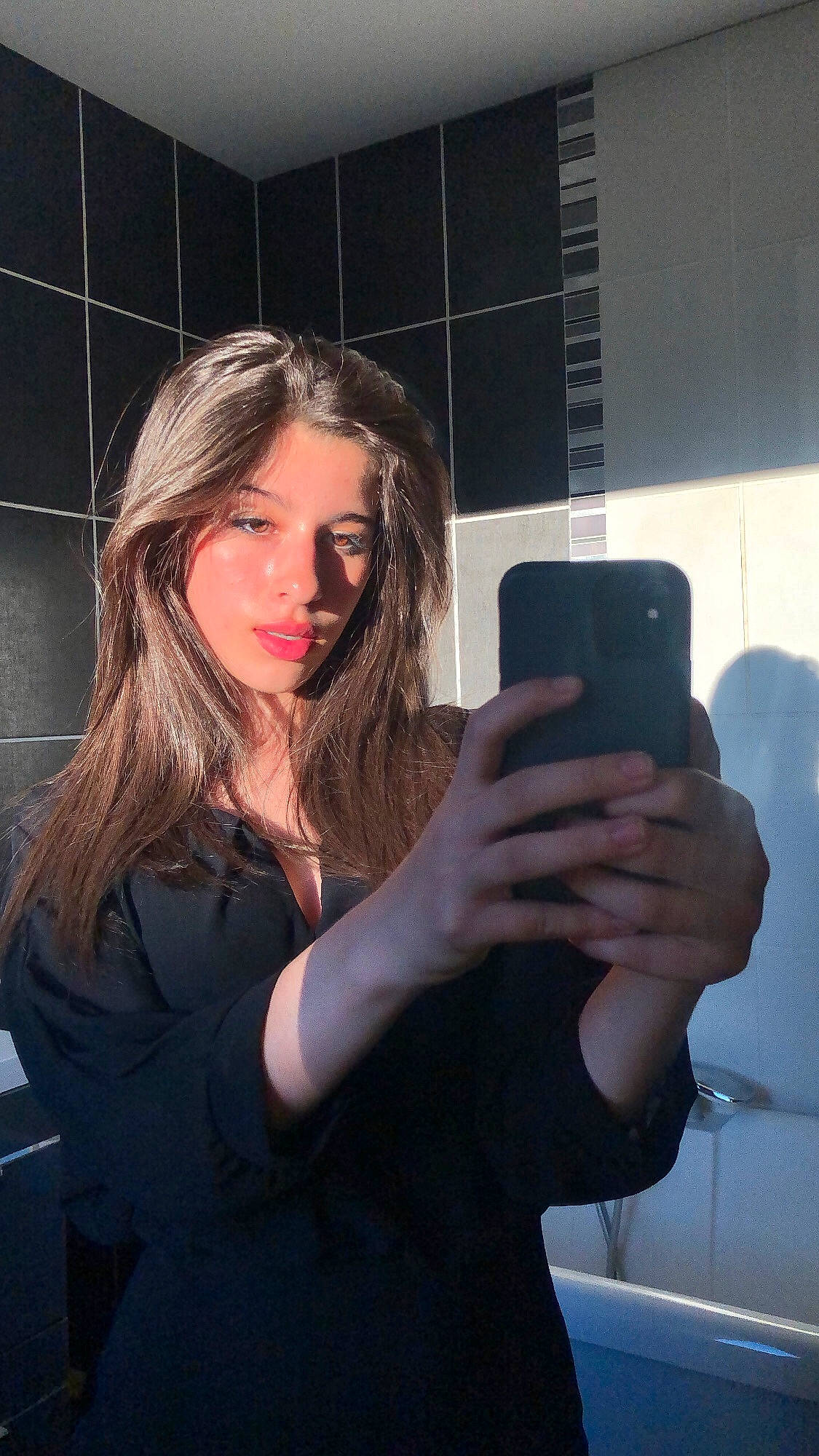 Inès participe au concours pour gagner de l'argent avec cette photo : beauty, blond, communication_device, elbow, electric_blue, face, fashion_design, flash_photography, fun, gesture, hairstyle, joint, layered_hair, lip, lipstick, long_hair, mobile_phone, person, portable_communications_device, shoulder