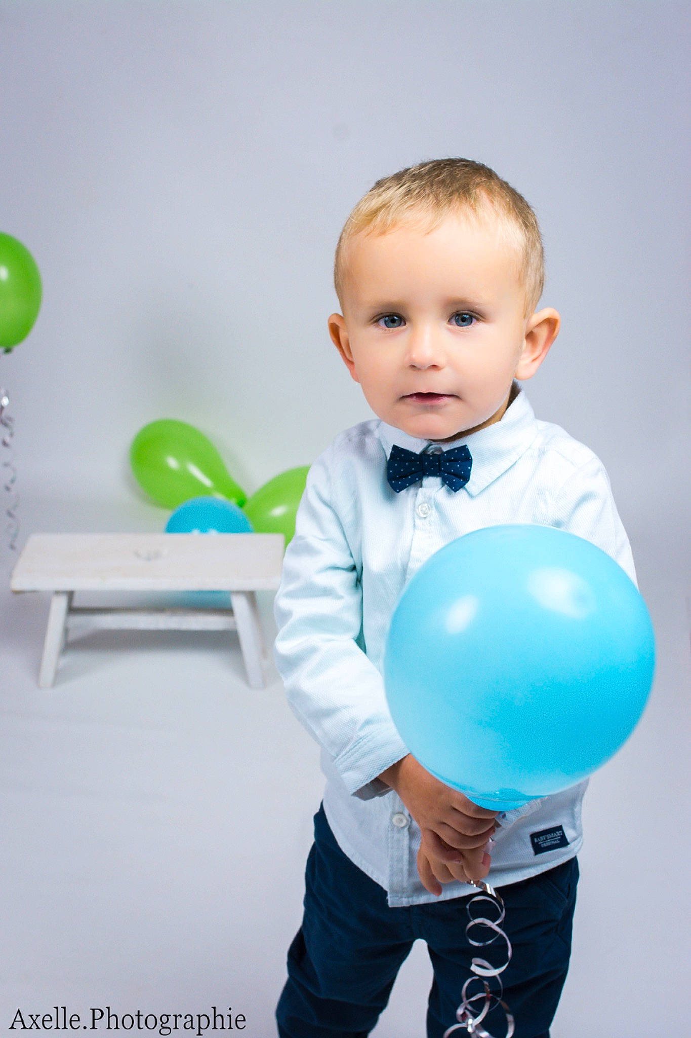 Matthieu participe au concours pour gagner de l'argent avec cette photo : baby, ball, balloon, child, happy, outerwear, party_supply, person, photography, play, smile, standing, stock_photography, toddler