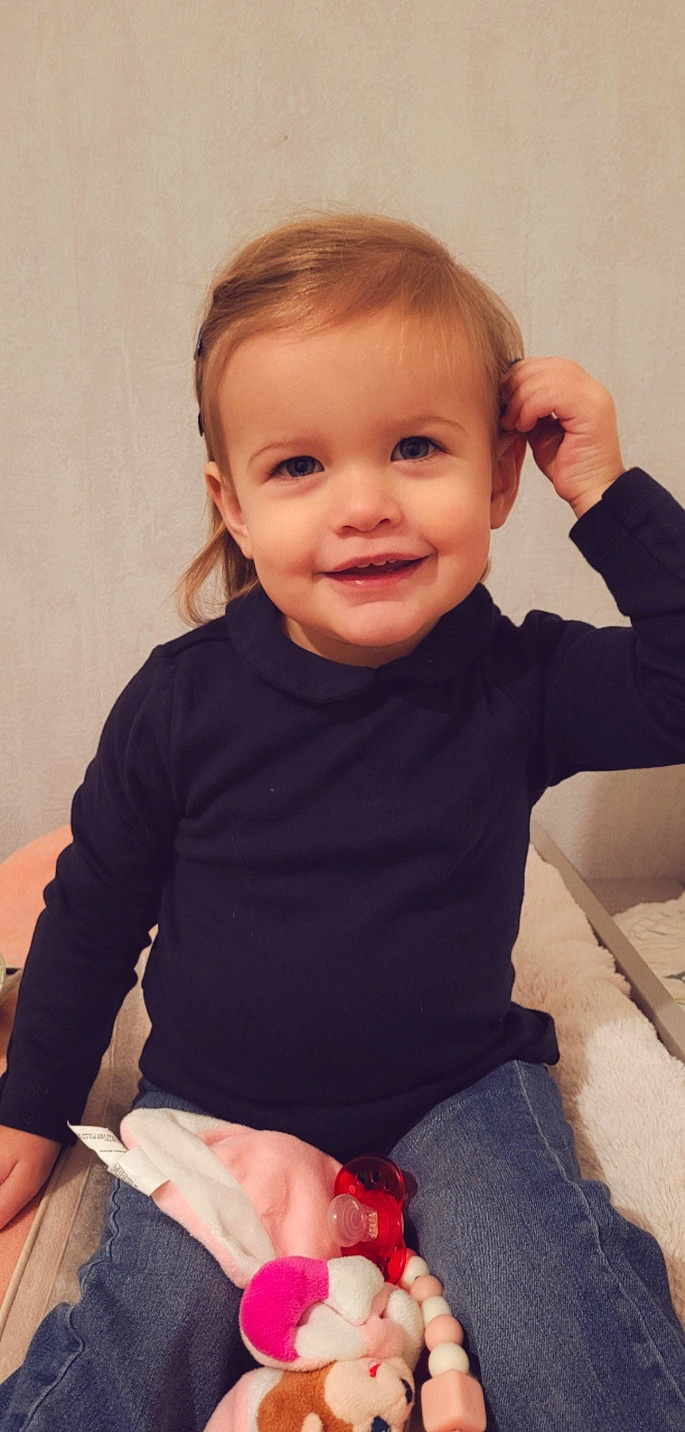 Lucie a rejoint le concours — aidez-le/la à gagner de superbes lots ! baby_toddler_clothing, cheek, chin, comfort, finger, gesture, hand, happy, iris, jeans, joint, joy, lip, neck, nose, person, shoulder, skin, sleeve, smile