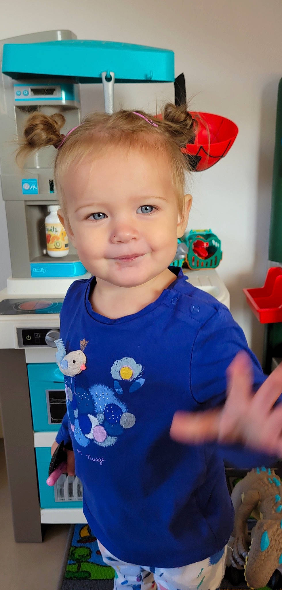 Lucie participe au concours pour gagner de l'argent avec cette photo : baby, baby_toddler_clothing, child, electric_blue, event, fun, happy, holiday, home_appliance, joy, kitchen_appliance, machine, person, play, product, room, shelf, skin, smile, standing