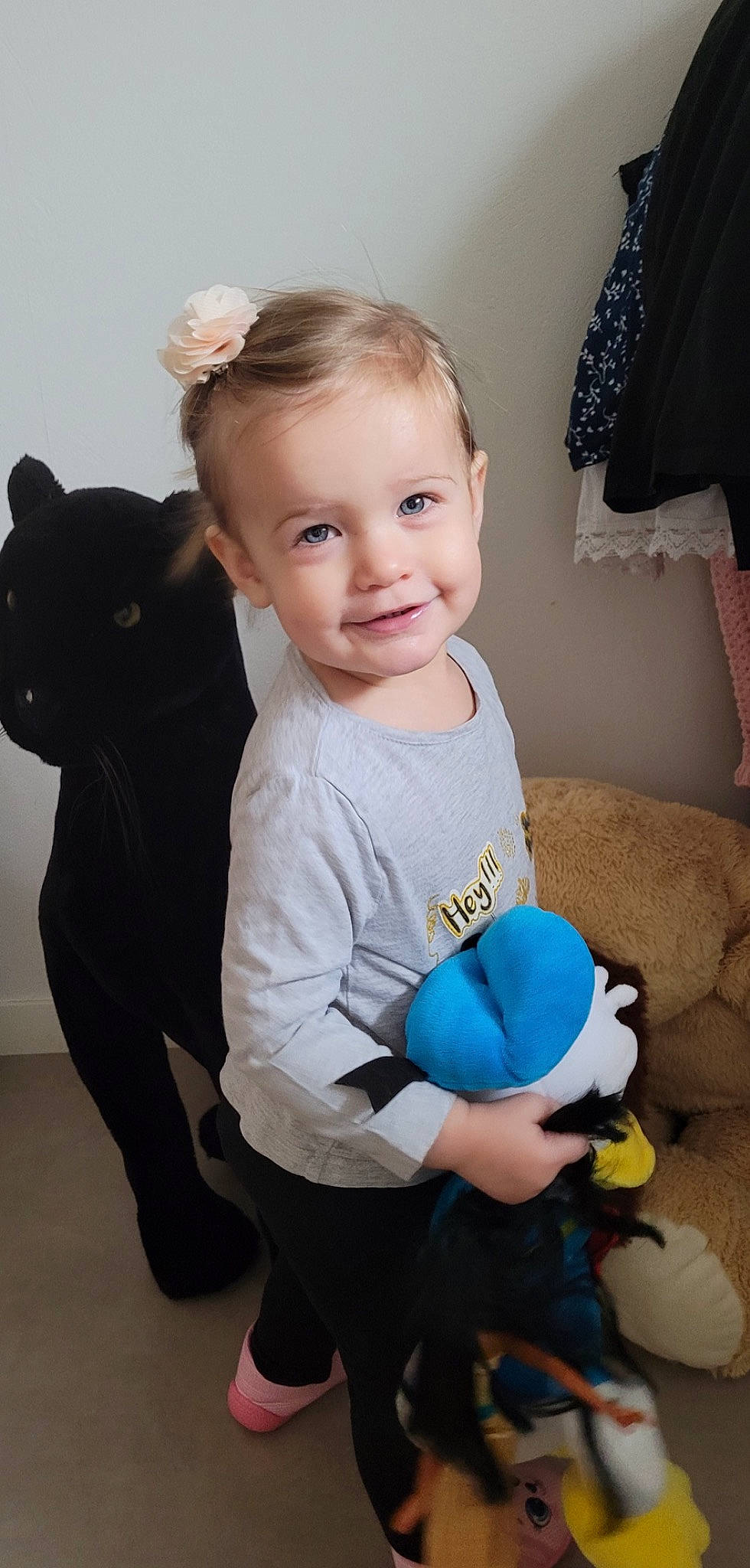 Lucie participe au concours pour gagner de l'argent avec cette photo : arm, baby, baby_toddler_clothing, black, child, electric_blue, finger, happy, joint, joy, person, pink, product, shoulder, skin, sleeve, smile, standing, textile, toddler