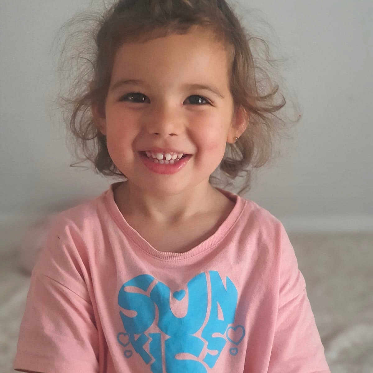 Tiana participe au concours pour gagner de l'argent avec cette photo : baby, bodypart, child, clothing, dimples, face, female, girl, hair, happy, head, laughing, mouth, person, photography, portrait, sleeve, smile, t_shirt, teeth