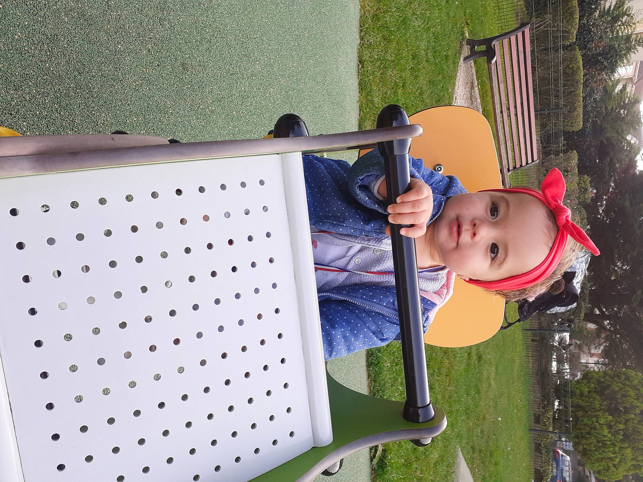 Tiana a rejoint le concours — aidez-le/la à gagner de superbes lots ! baby, baby_products, baby_toddler_clothing, child, fun, grass, happy, hat, house, lawn_ornament, leisure, pattern, person, plant, play, recreation, rectangle, smile, toddler, tree