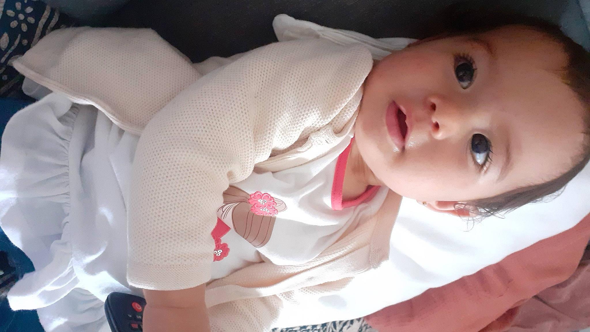 Tiana a rejoint le concours — aidez-le/la à gagner de superbes lots ! arm, baby, baby_products, baby_toddler_clothing, carmine, cheek, child, collar, comfort, elbow, eyelash, human_body, lip, mouth, nose, person, pink, product, skin, sleeve