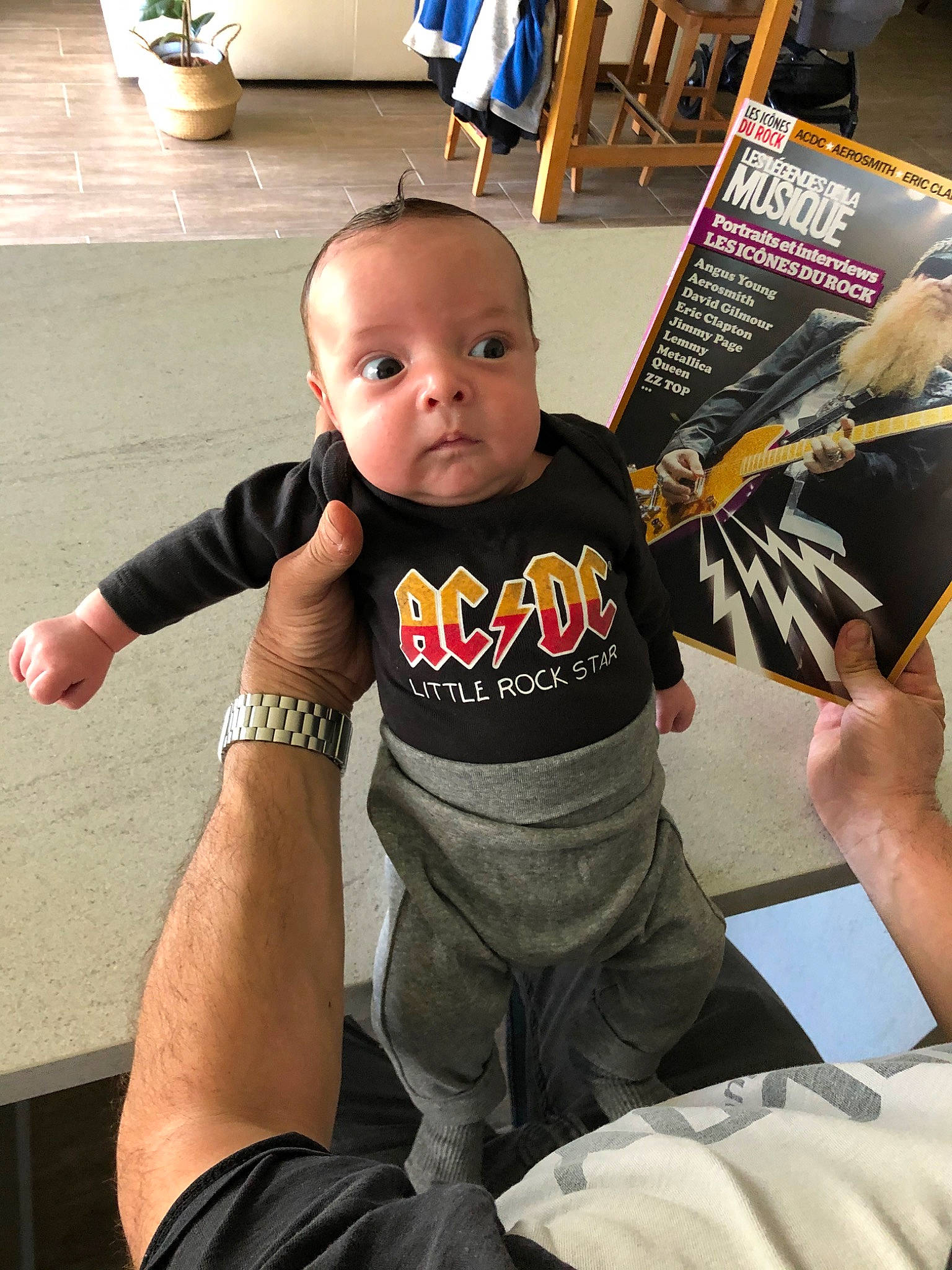 Sacha a rejoint le concours — aidez-le/la à gagner de superbes lots ! arm, baby, child, joint, person, t_shirt, toddler