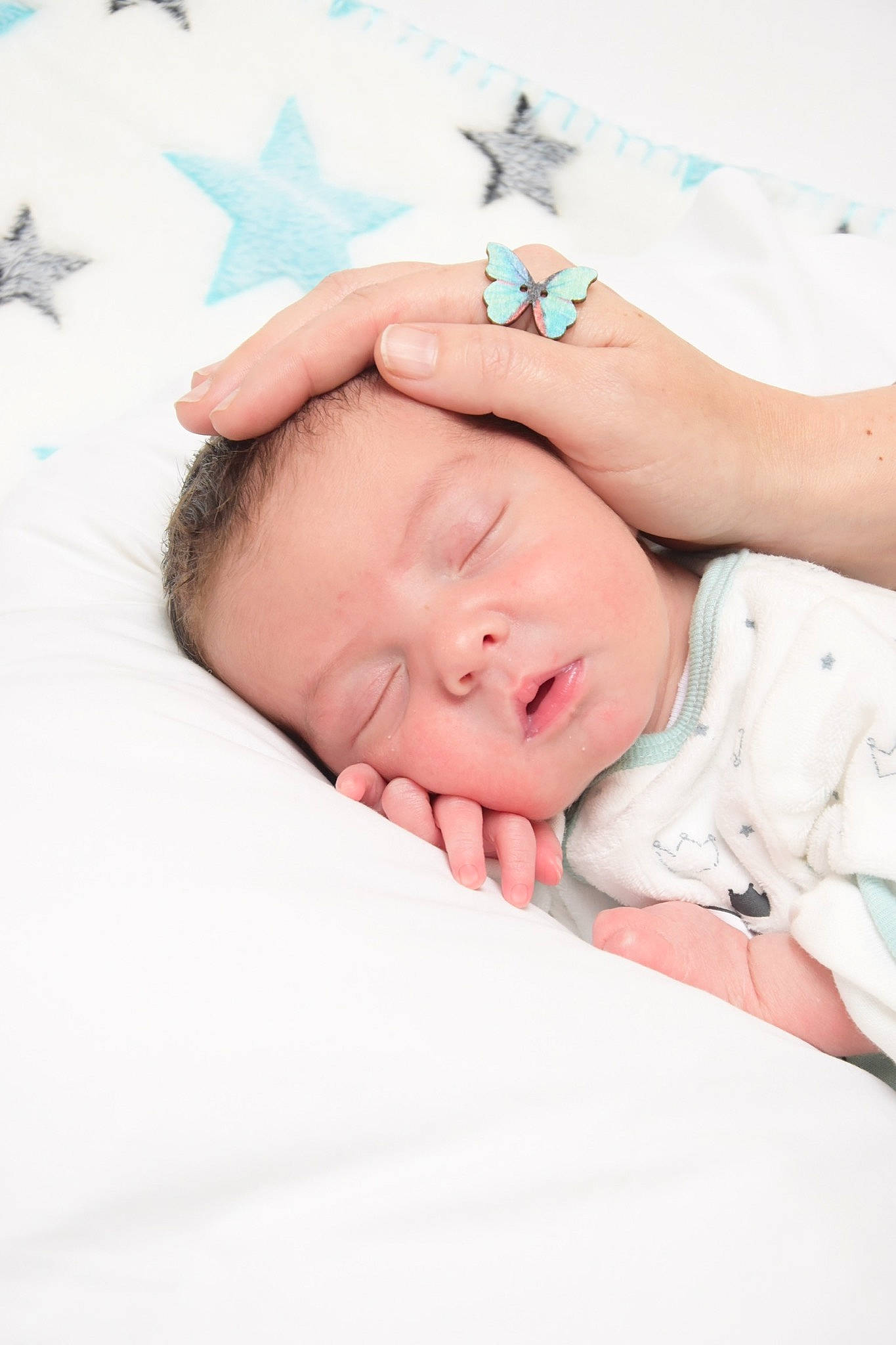 Sacha a rejoint le concours — aidez-le/la à gagner de superbes lots ! baby, baby_sleeping, beauty, bedtime, birth, cheek, child, fashion_accessory, hair_accessory, nose, person, photograph, photography, pink, portrait_photography, skin, sleep, toddler