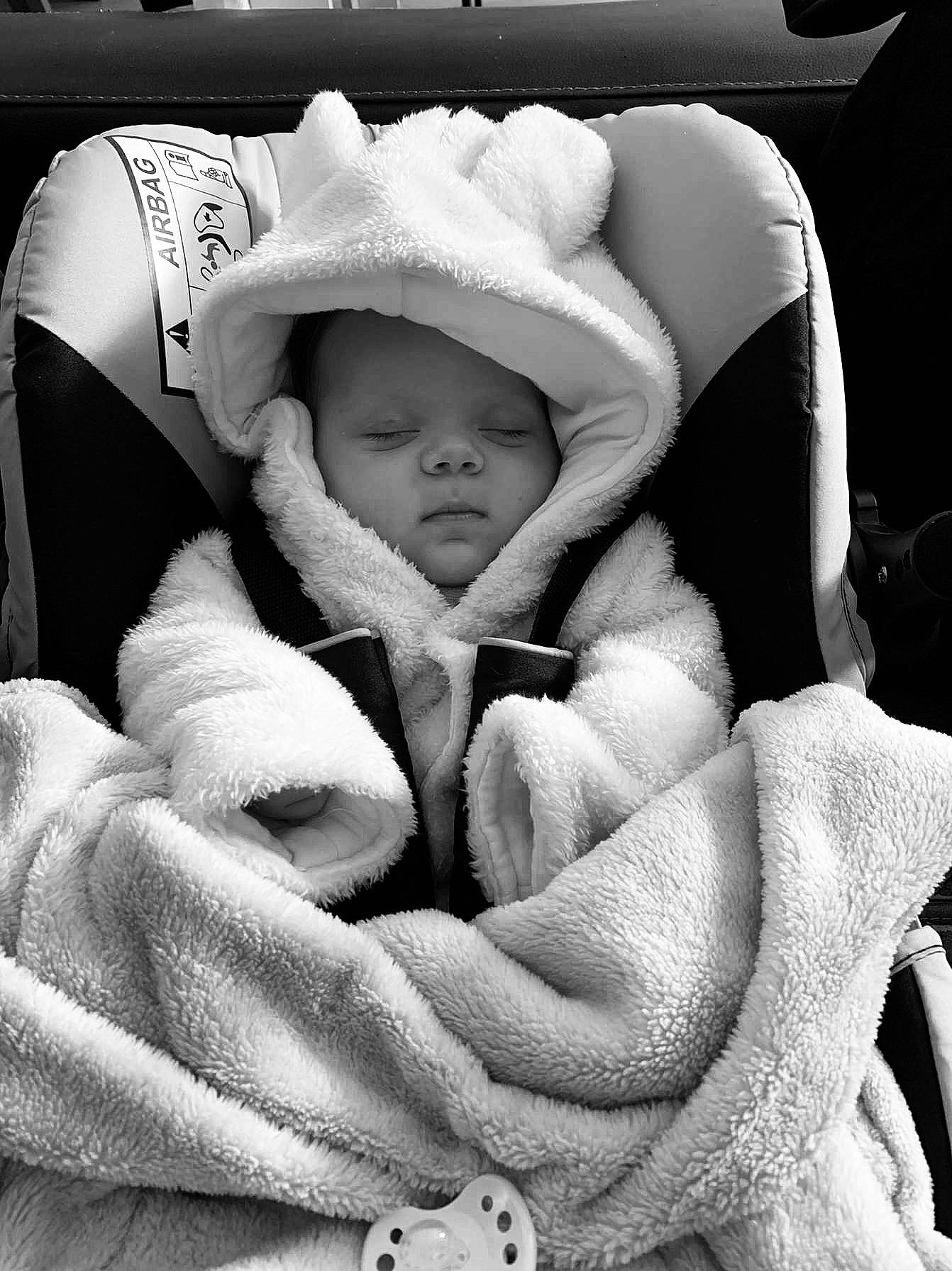 Kataleya participe au concours pour gagner de l'argent avec cette photo : baby, baby_products, baby_safety, baby_sleeping, baby_toddler_clothing, bedtime, black_and_white, child, comfort, happy, linens, monochrome, monochrome_photography, nap, person, room, sitting, sleep, style, toddler