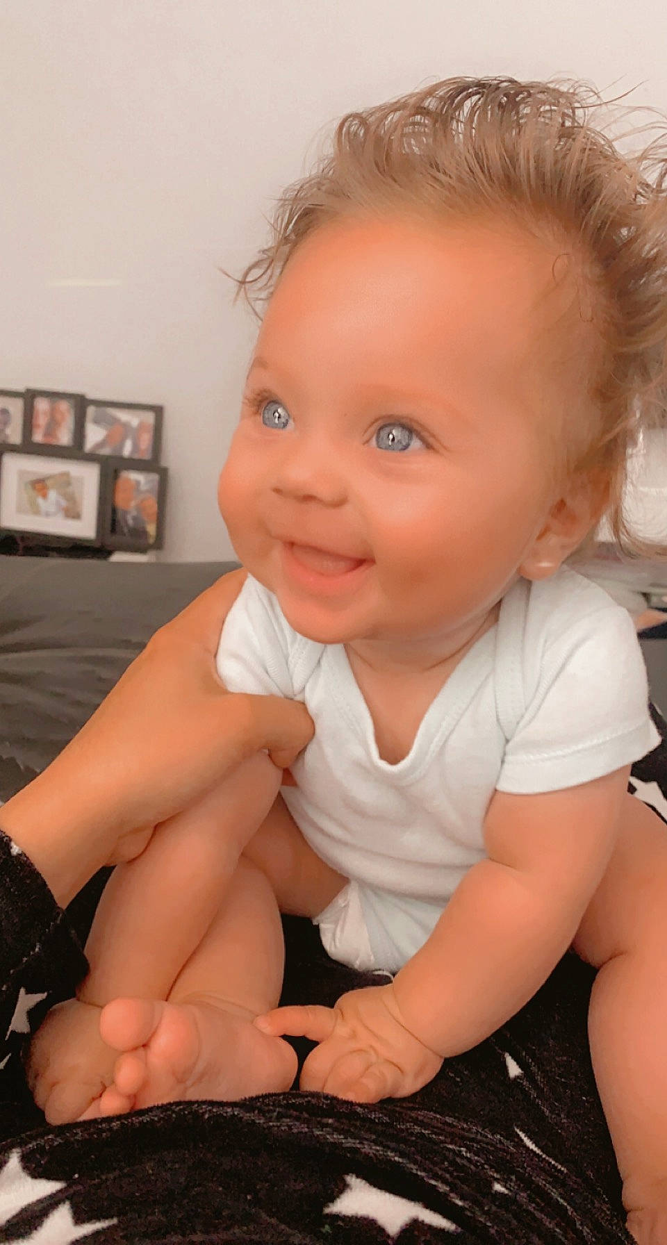 Kataleya participe au concours pour gagner de l'argent avec cette photo : arm, cheek, chin, eye, eyebrow, finger, hair, happy, human, iris, joint, joy, leg, lip, mouth, muscle, neck, nose, person, shoulder