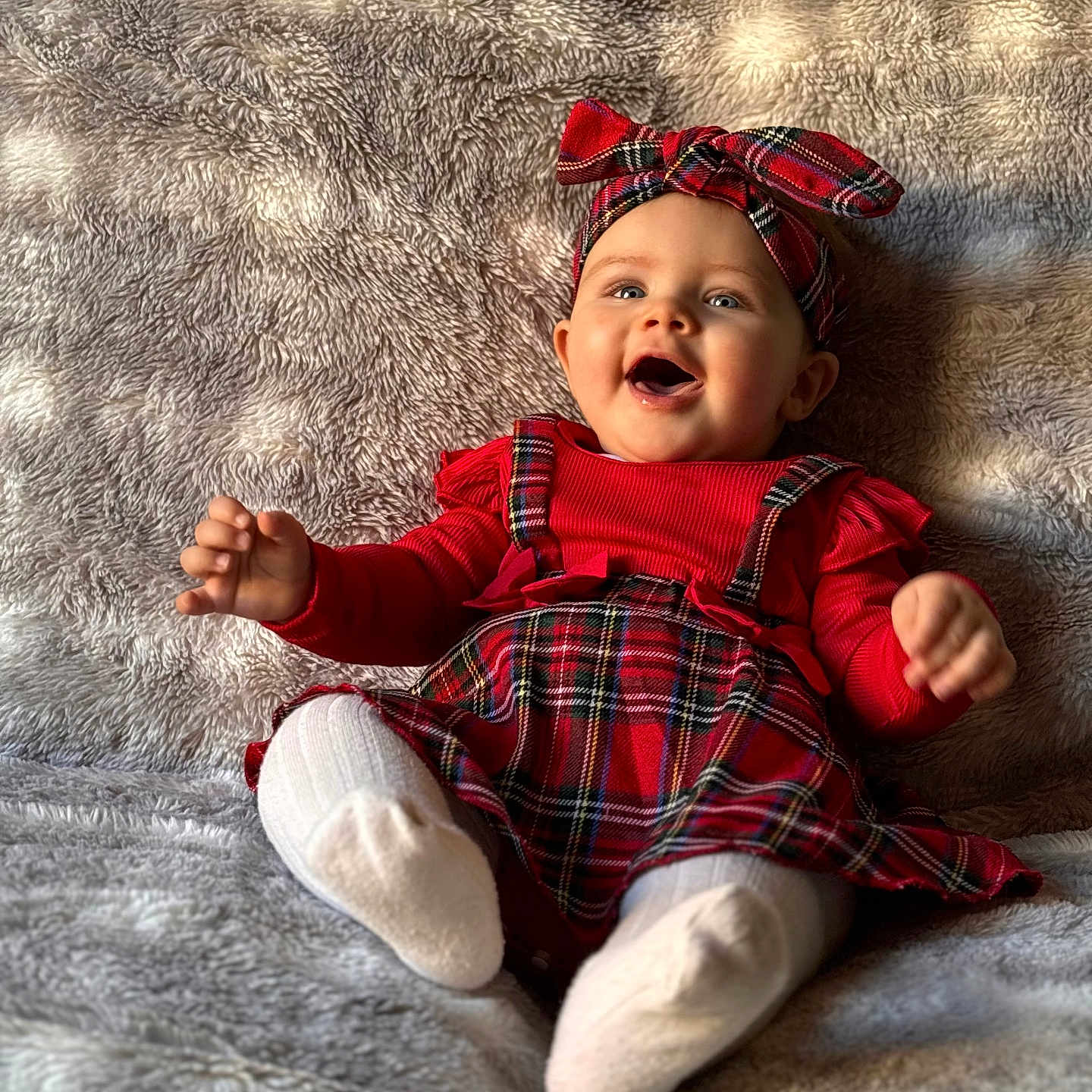 Ambre a rejoint le concours — aidez-le/la à gagner de superbes lots ! baby, babylaughing, bodypart, clothing, face, finger, hand, happy, head, homedecor, hosiery, laughing, pants, person, photography, portrait, sitting, smile, sock, tartan