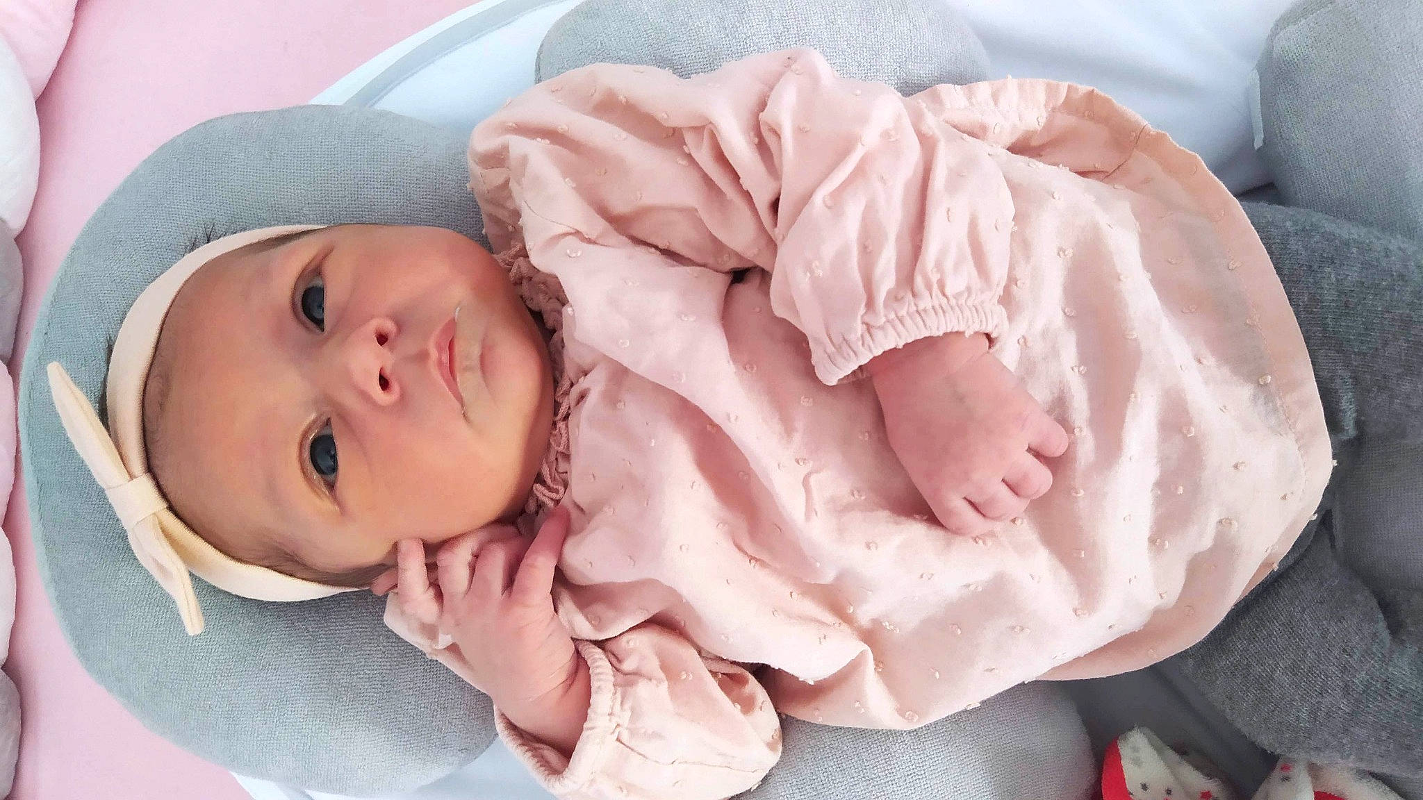 Shana participe au concours pour gagner de l'argent avec cette photo : baby, baby_products, baby_sleeping, baby_toddler_clothing, cheek, child, comfort, eye, eyelash, fashion_accessory, headgear, headwear, linens, lip, peach, person, petal, pink, portrait_photography, skin