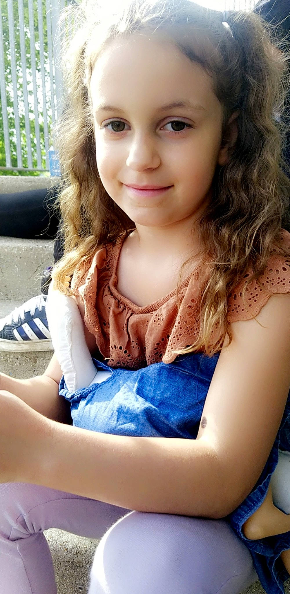 Alyssa participe au concours pour gagner de l'argent avec cette photo : beauty, black_hair, blue, cheek, eye, eyelash, face, flash_photography, grass, hair, hairstyle, happy, iris, joy, lip, long_hair, organ, person, skin, smile