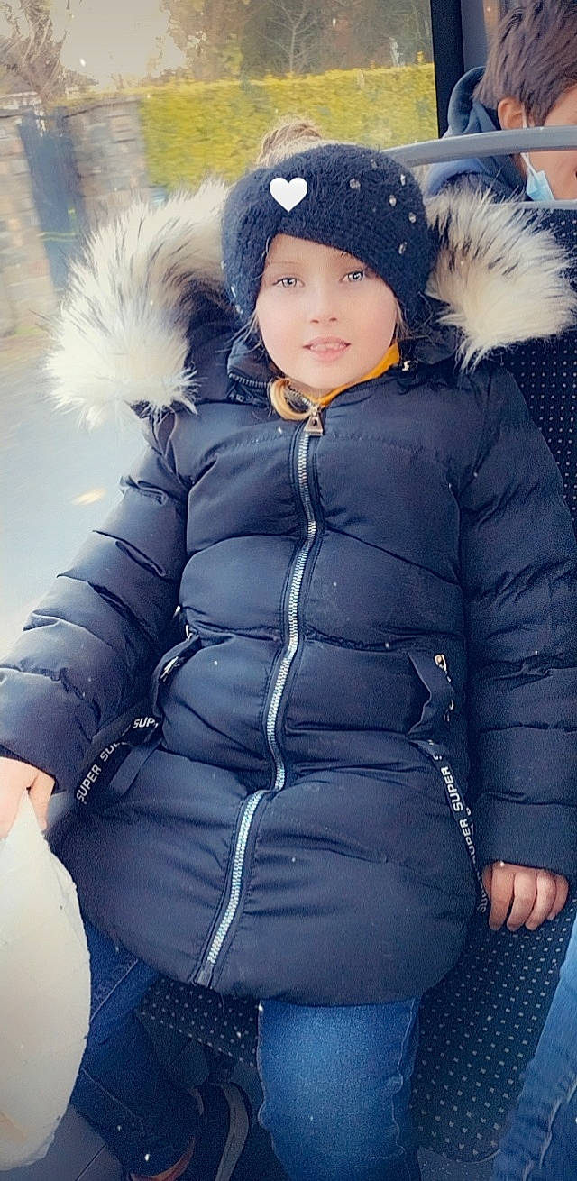 Shaïna a rejoint le concours — aidez-le/la à gagner de superbes lots ! black, cool, eye, face, facial_expression, flash_photography, fur_clothing, glove, headgear, headwear, human_body, jacket, outerwear, parka, person, photograph, plant, skin, sleeve, textile