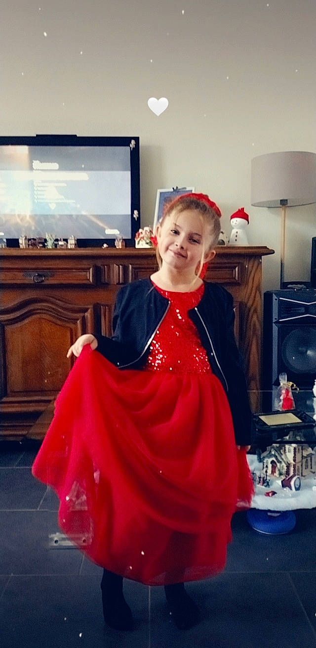 Shaïna a rejoint le concours — aidez-le/la à gagner de superbes lots ! beauty, costume_design, embellishment, event, fashion_design, flooring, formal_wear, fun, gown, haute_couture, joy, lighting, magenta, makeover, performing_arts, person, purple, room, sleeve, smile