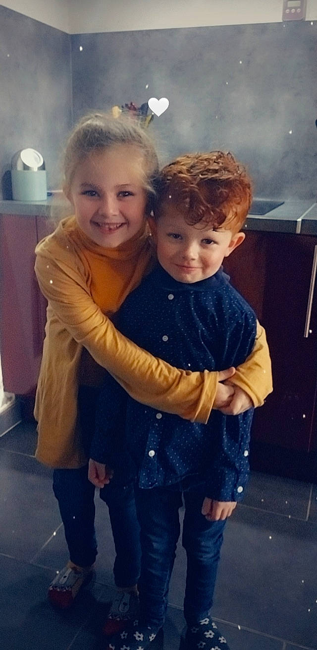 Shaïna a rejoint le concours — aidez-le/la à gagner de superbes lots ! child, eye, face, flash_photography, fun, gesture, hair, hairstyle, happy, head, interaction, iris, jeans, joy, lighting, person, shoulder, skin, sleeve, smile