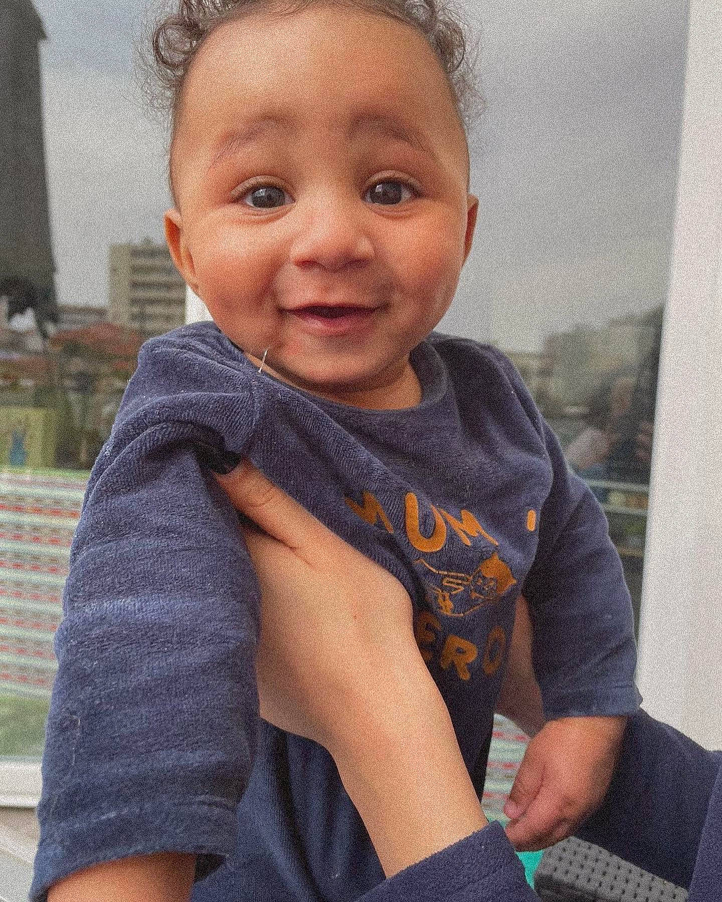 Noham a rejoint le concours — aidez-le/la à gagner de superbes lots ! baby, cool, ear, elbow, electric_blue, fashion_accessory, forehead, happy, joy, lip, neck, outerwear, pattern, person, sitting, sky, sleeve, smile, t_shirt, textile