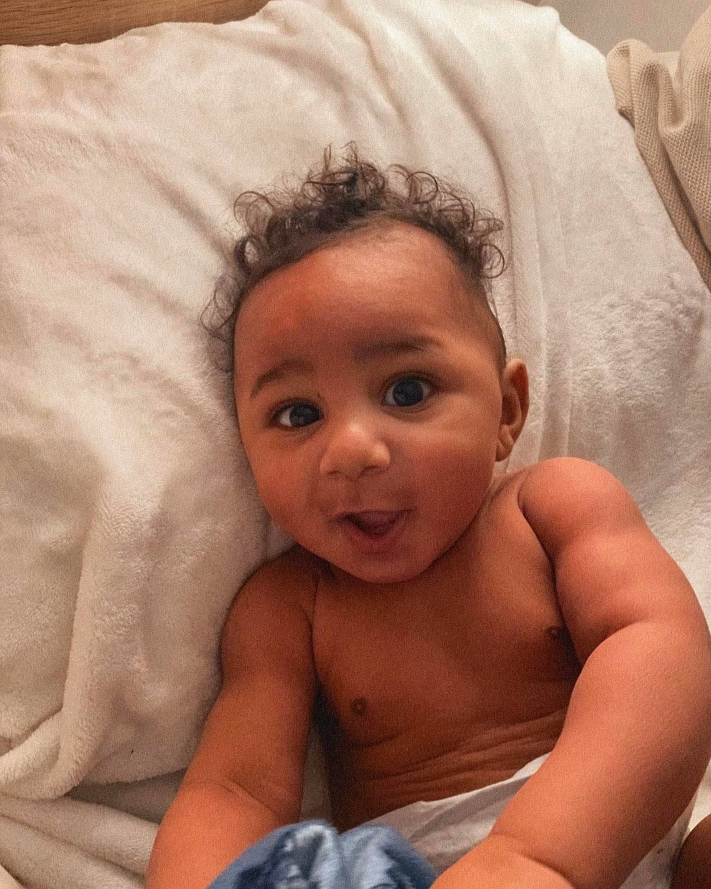 Noham a rejoint le concours — aidez-le/la à gagner de superbes lots ! baby, cheek, chin, comfort, eye, eyebrow, face, finger, happy, head, human_body, iris, lip, mouth, nose, person, skin, smile, stomach, surprise