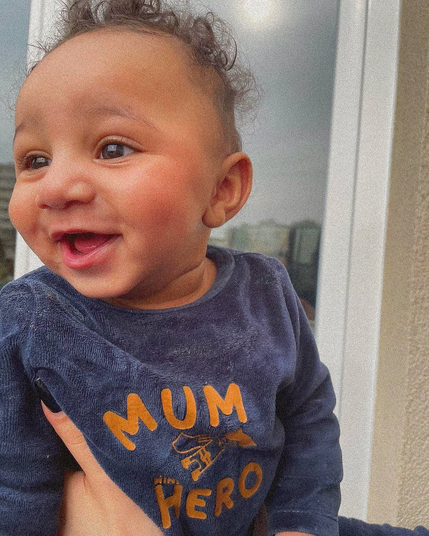 Noham a rejoint le concours — aidez-le/la à gagner de superbes lots ! arm, baby_toddler_clothing, cheek, cool, eyebrow, eyelash, forehead, hair, happy, iris, jaw, lip, mouth, neck, nose, person, skin, sleeve, smile, standing