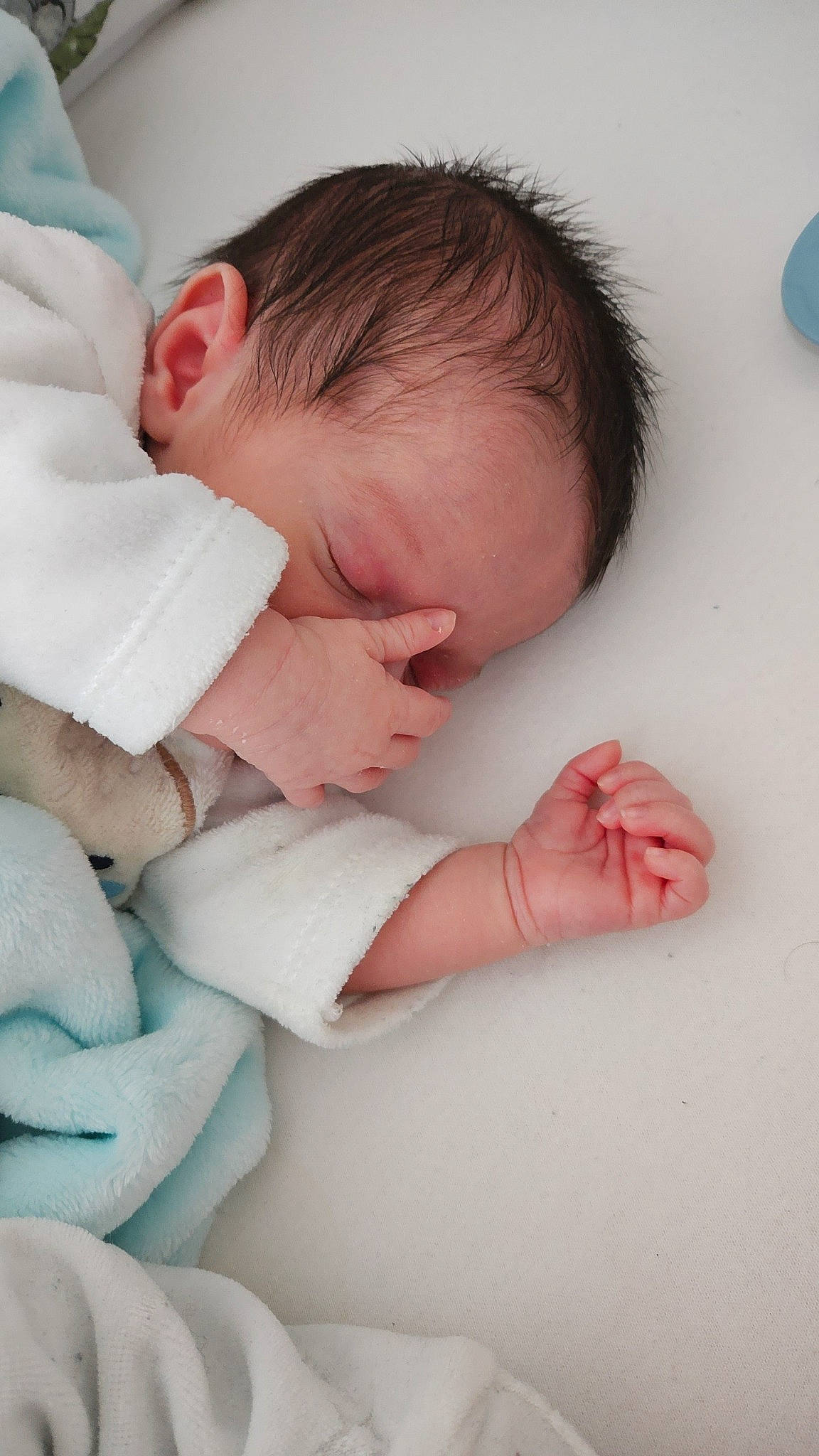 Ayden participe au concours pour gagner de l'argent avec cette photo : arm, baby, baby_sleeping, baby_toddler_clothing, bed, bedding, bedtime, cheek, comfort, gesture, hair, hand, happy, human_body, linens, neck, nose, person, skin, textile