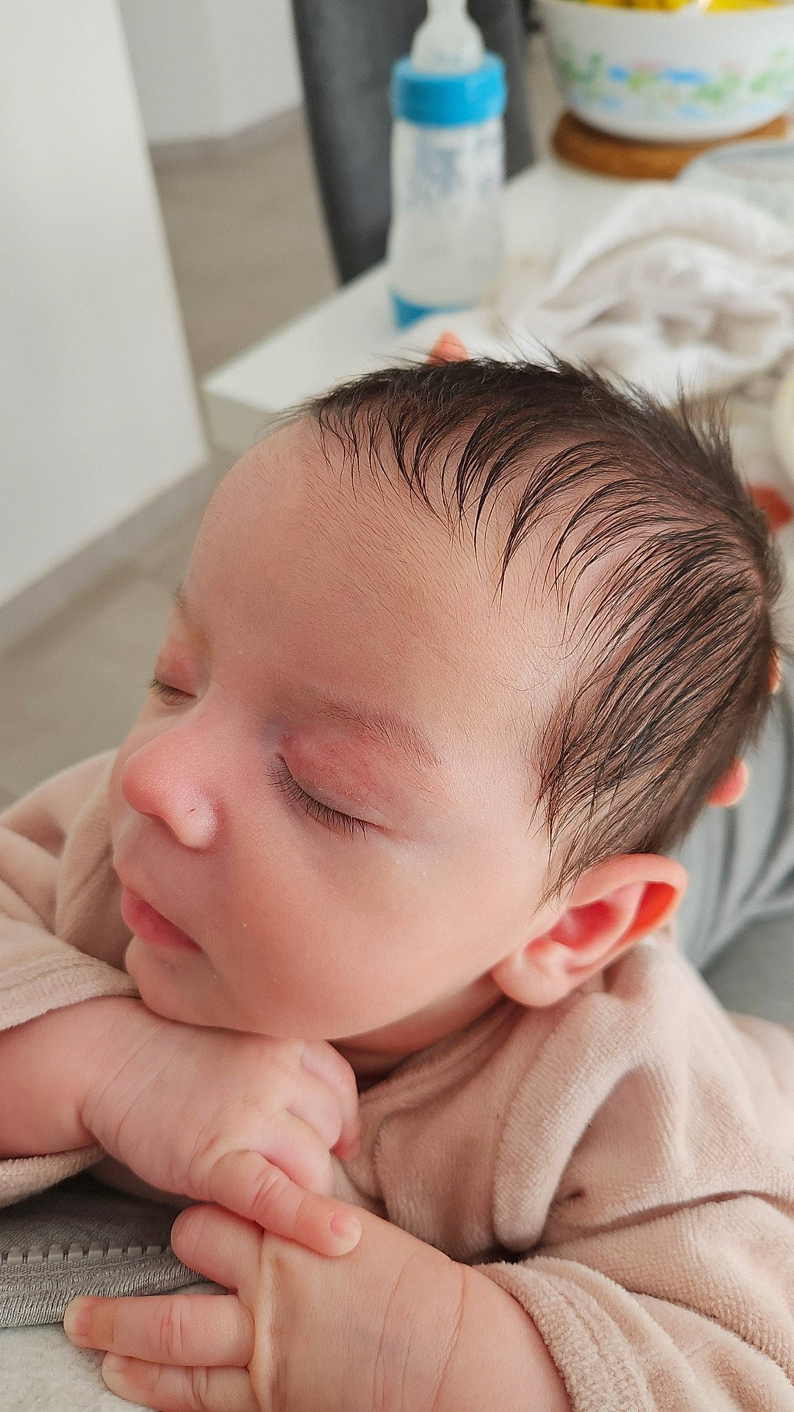 Ayden a rejoint le concours — aidez-le/la à gagner de superbes lots ! baby, bottle, cheek, child, chin, comfort, eyebrow, eyelash, face, gesture, happy, head, lip, mouth, neck, nose, person, plastic_bottle, skin, sleeve