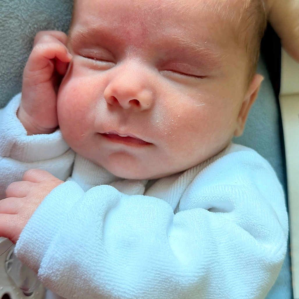 Oberynn a rejoint le concours — aidez-le/la à gagner de superbes lots ! arm, baby, child, closeup, cozy, cute, face, hand, indoor, infant, newborn, peaceful, person, portrait, resting, skin, sleeping, soft, tattoo, white_clothing