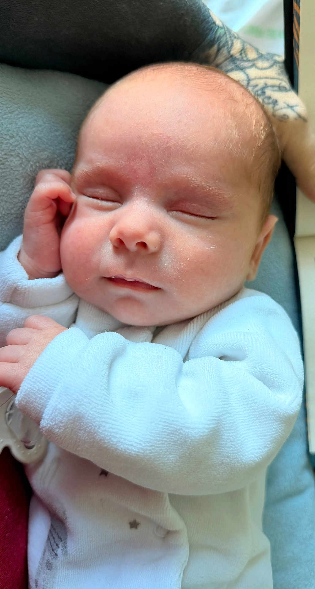 Oberynn a rejoint le concours — aidez-le/la à gagner de superbes lots ! baby, sleeping, infant, white_clothing, hand, face, peaceful, tattoo, arm, closeup, newborn, resting, soft, cozy, portrait, cute, child, person, skin, indoor