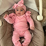 Haïley a rejoint le concours — aidez-le/la à gagner de superbes lots ! baby, baby_girl, baby_seat, bow, child, clothing, comfortable, cushion, cute, face, headband, indoors, infant, pearl, person, pink_clothing, portrait, relaxing, socks, soft_fabric