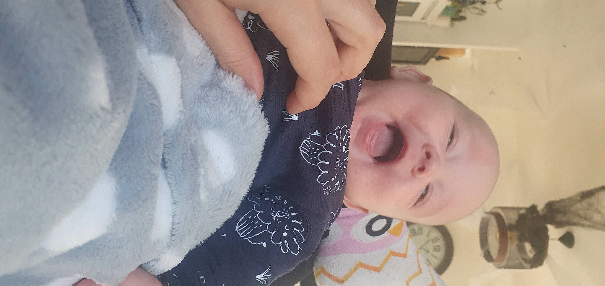 Malo participe au concours pour gagner de l'argent avec cette photo : arm, baby, black_hair, cheek, child, eye, face, finger, forehead, hand, head, human, leg, lip, mouth, neck, nose, person, photography, skin