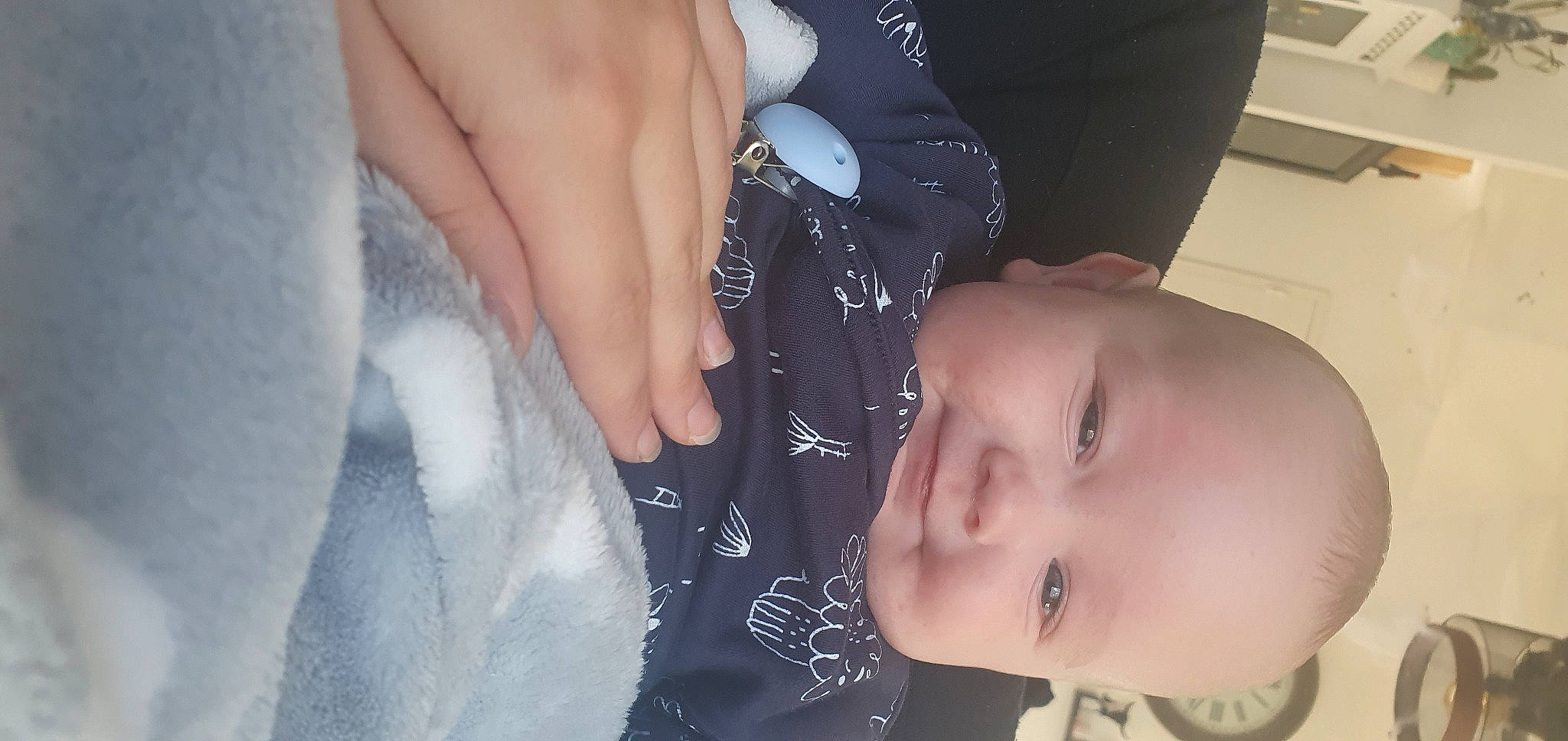 Malo a rejoint le concours — aidez-le/la à gagner de superbes lots ! arm, baby, black_hair, cheek, child, ear, finger, gesture, hand, leg, mouth, nail, neck, person, skin, toddler