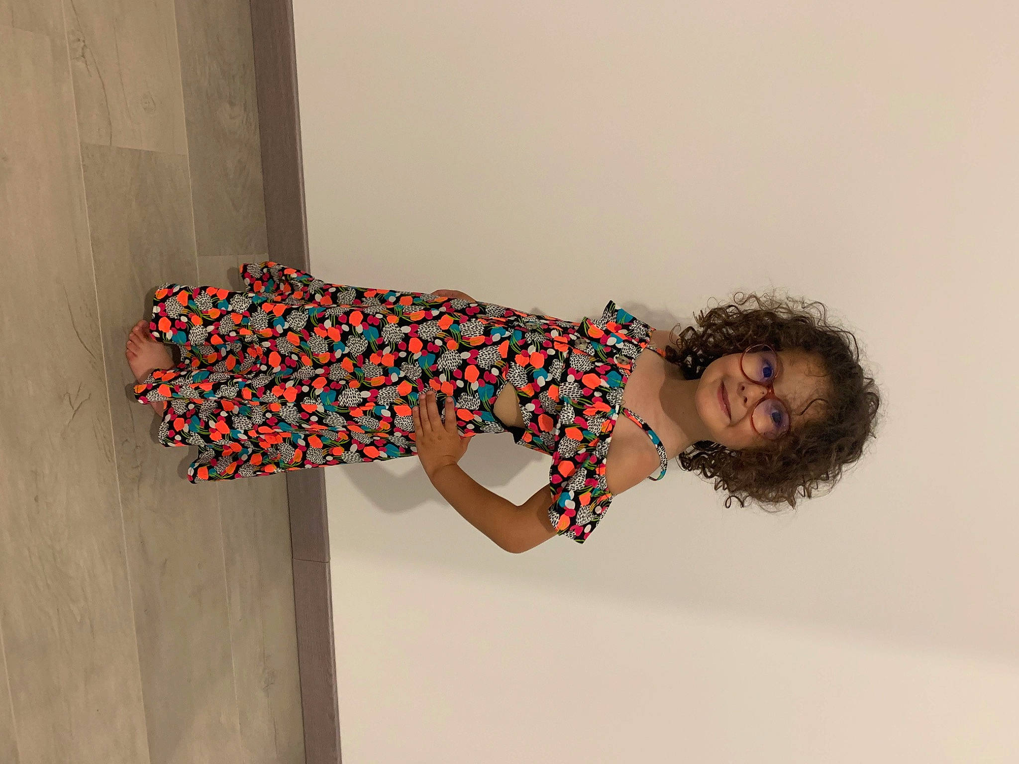 Maélyne a rejoint le concours — aidez-le/la à gagner de superbes lots ! elbow, fashion_design, flooring, font, happy, human_body, human_leg, joy, knee, leg, magenta, neck, pattern, person, room, sleeve, smile, street_fashion, thigh, trunk