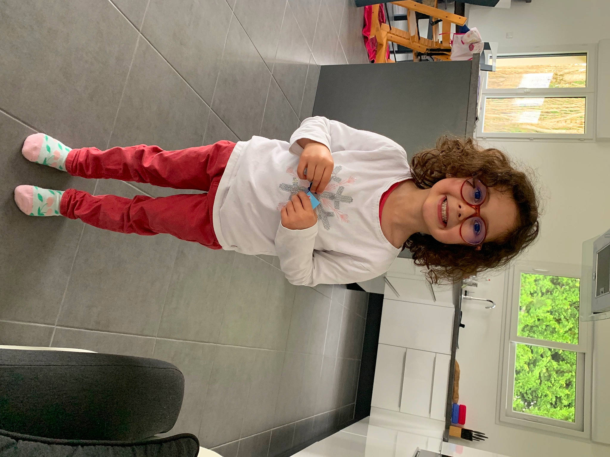 Maélyne participe au concours pour gagner de l'argent avec cette photo : building, child, cleanliness, comfort, elbow, flooring, fun, human_leg, joy, knee, person, room, smile, thigh, walking_shoe, window, wrist