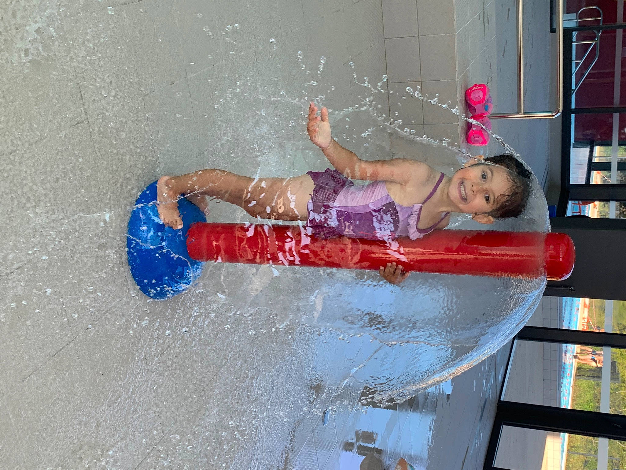 Maélyne participe au concours pour gagner de l'argent avec cette photo : bathing, carmine, child, chute, elbow, fun, joy, leisure, person, recreation, shelf, swimwear, thigh, vacation, water