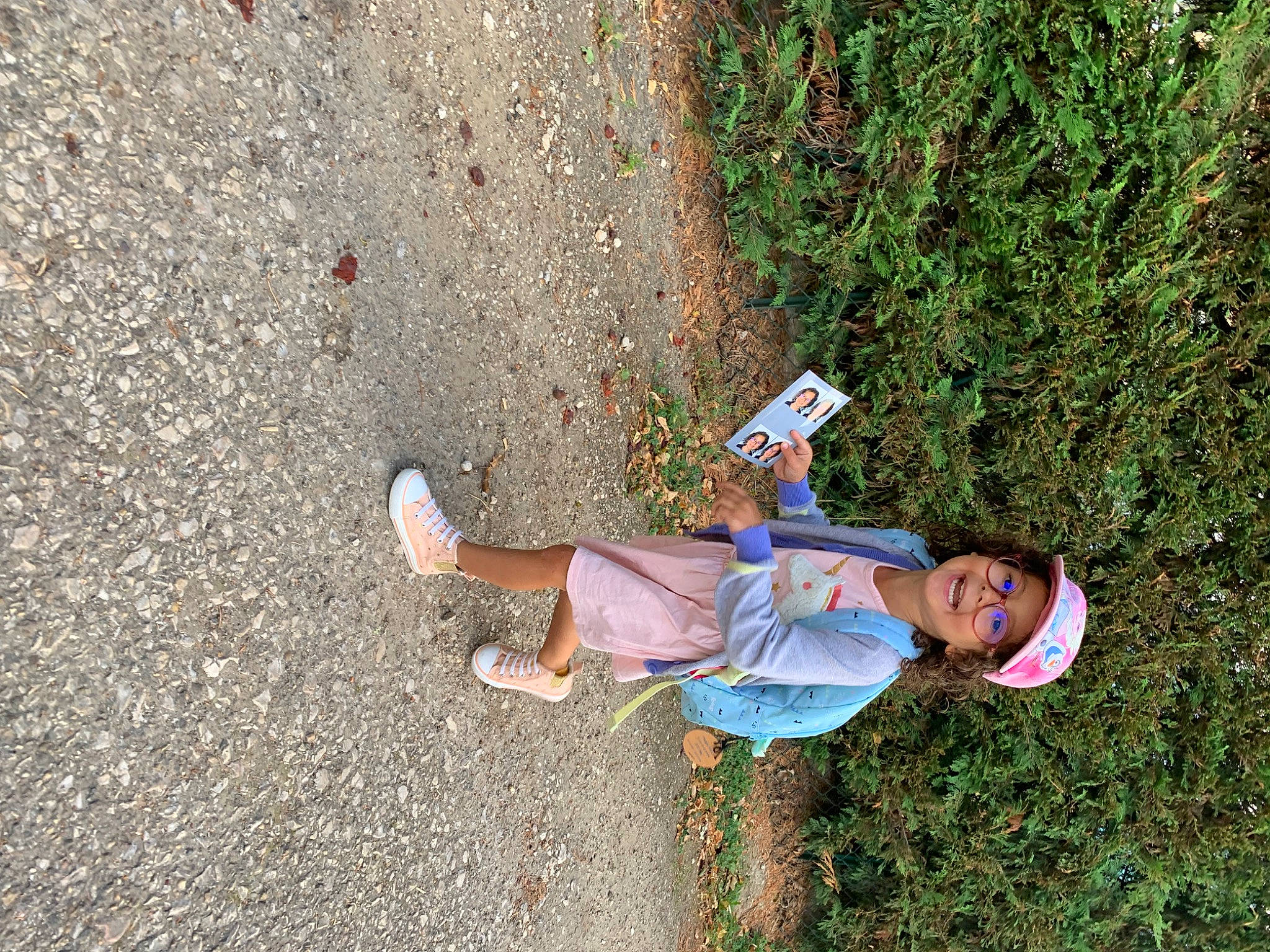 Maélyne a rejoint le concours — aidez-le/la à gagner de superbes lots ! asphalt, concrete, fun, grass, headwear, human_leg, joy, landscape, leisure, people_in_nature, person, plant, recreation, road, road_surface, shadow, shrub, sidewalk, sitting, soil