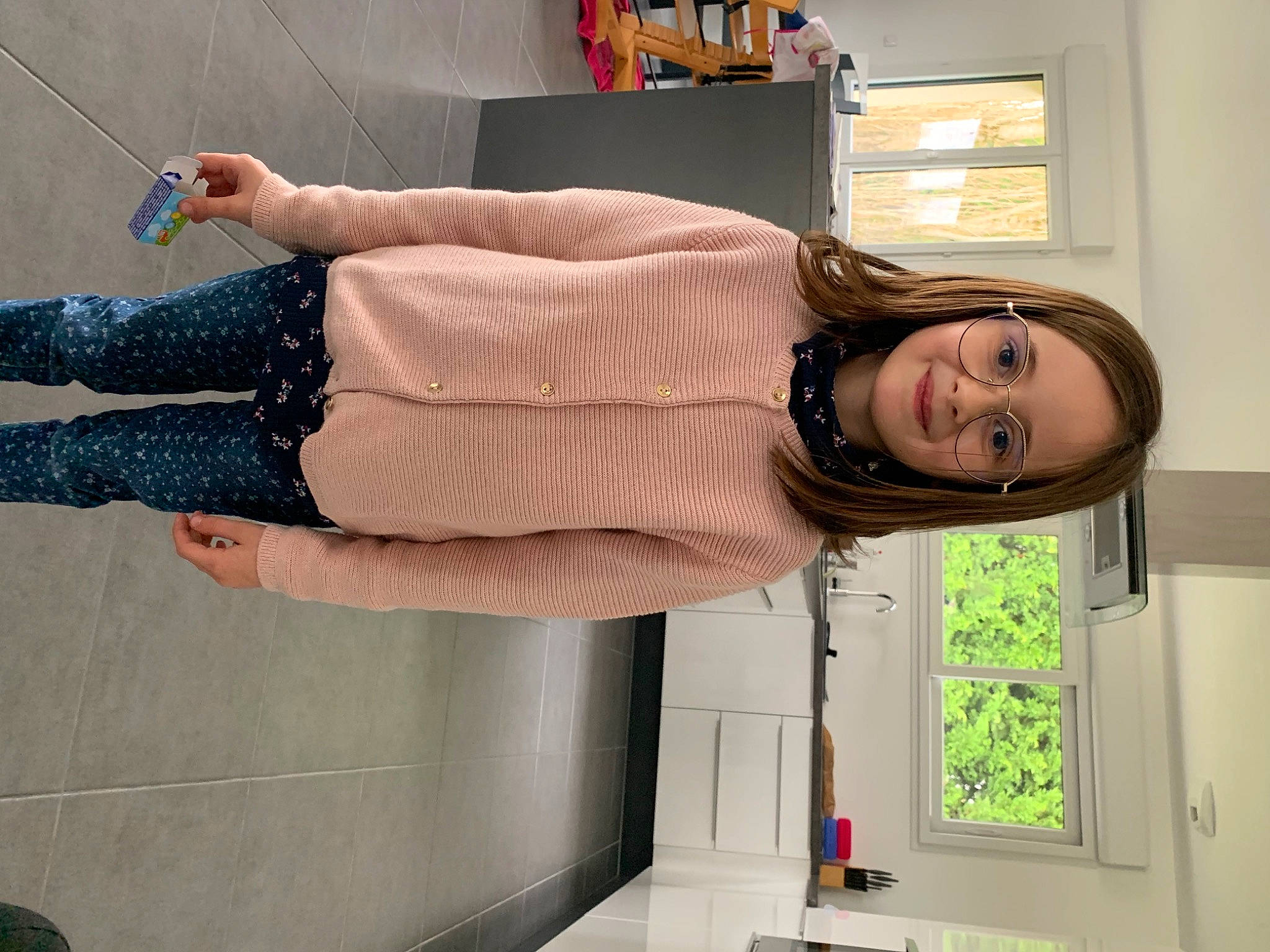 Léana a rejoint le concours — aidez-le/la à gagner de superbes lots ! design, dress, elbow, fashion_design, foot, human_leg, joint, joy, knee, leg, pattern, person, photograph, room, shoulder, smile, snapshot, street_fashion, thigh, waist