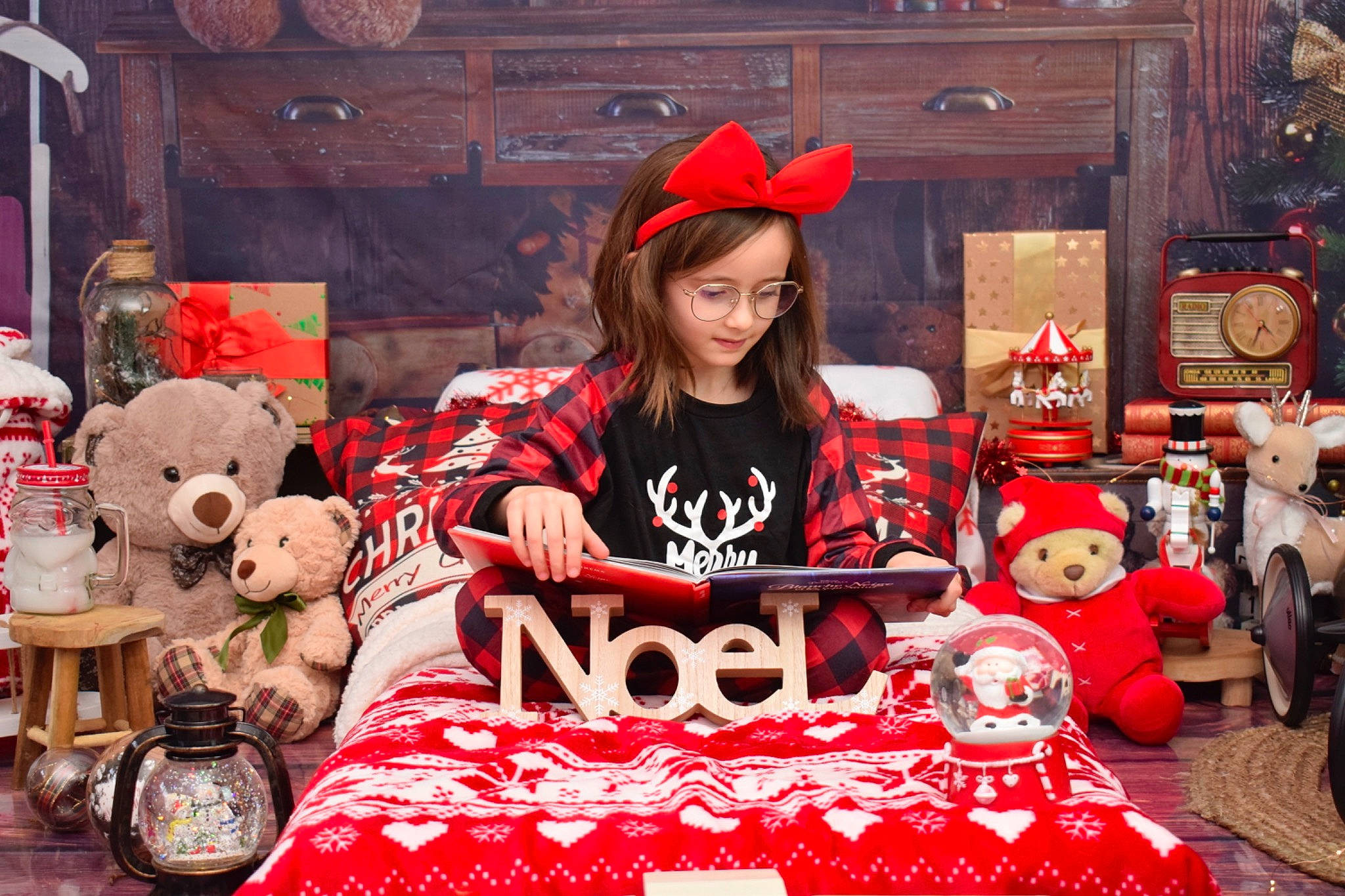 Léana participe au concours pour gagner de l'argent avec cette photo : baseball_cap, cake, cake_decorating, cap, doll, event, fashion, fun, fur, hat, holiday, icing, orange, person, pink, red, sun_hat, t_shirt, textile, toy