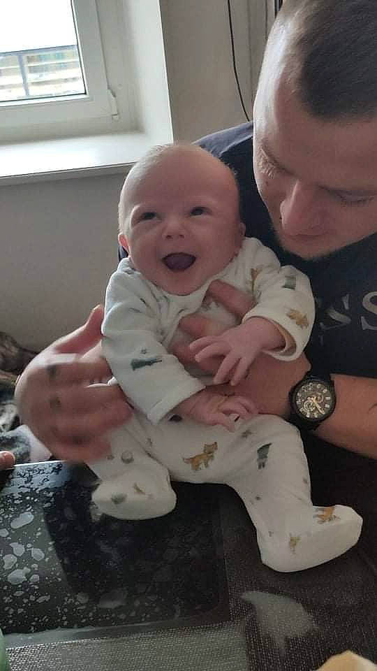 Mayven participe au concours pour gagner de l'argent avec cette photo : baby, baby_toddler_clothing, cheek, comfort, face, finger, flooring, gesture, hand, happy, human_body, leg, nose, person, skin, sleeve, smile, thumb, toddler, watch