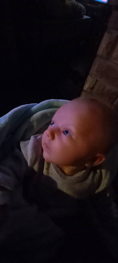 Mayven participe au concours pour gagner de l'argent avec cette photo : baby, baby_products, baby_toddler_clothing, cheek, comfort, darkness, ear, eyebrow, eyelash, flash_photography, flesh, fun, iris, lip, neck, nose, person, room, sitting, sleeve