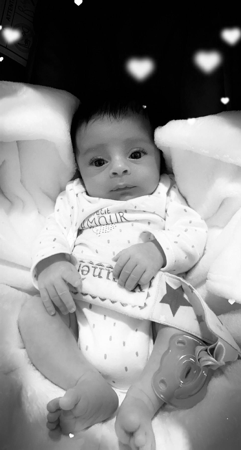 Younès a rejoint le concours — aidez-le/la à gagner de superbes lots ! baby, black_and_white, cheek, comfort, dress, facial_expression, flash_photography, gesture, hairstyle, head, leg, lip, mammal, mouth, person, product, skin, smile, standing, stomach