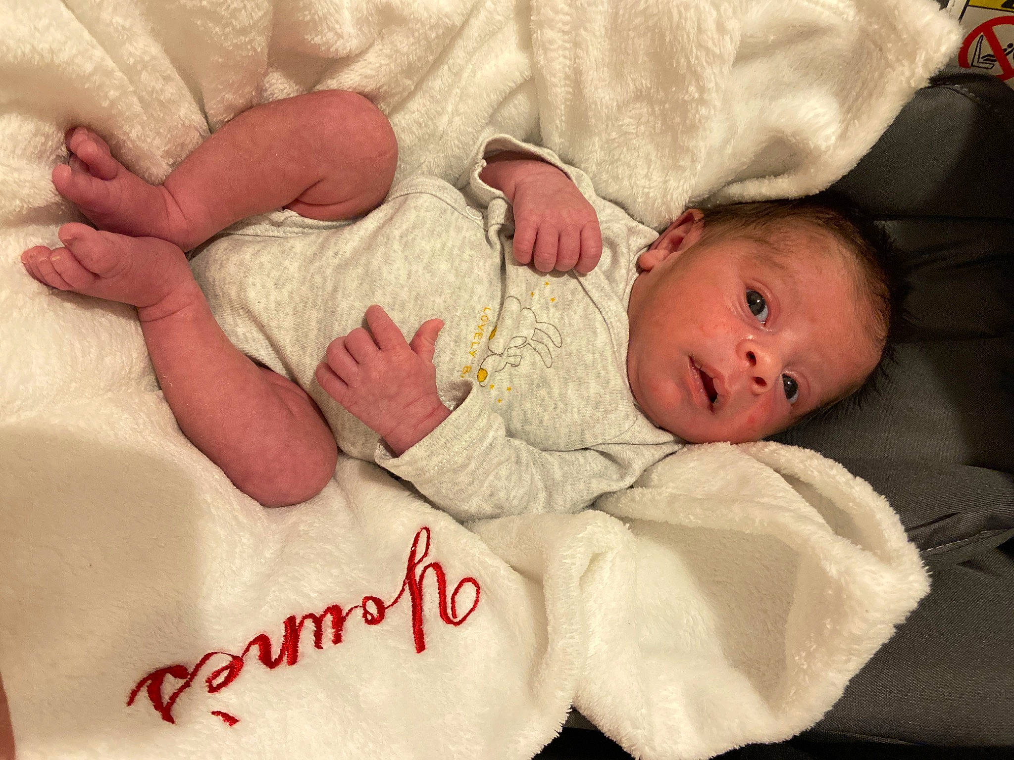 Younès a rejoint le concours — aidez-le/la à gagner de superbes lots ! baby, baby_products, baby_sleeping, baby_toddler_clothing, bedtime, cheek, child, comfort, eye, face, facial_expression, font, gesture, linens, person, product, room, skin, textile, thumb