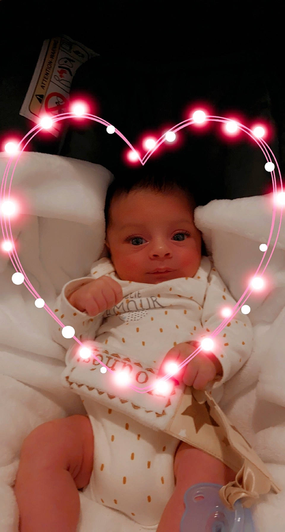 Younès a rejoint le concours — aidez-le/la à gagner de superbes lots ! arm, baby_toddler_clothing, cheek, dress, eye, eyelash, finger, flash_photography, hand, happy, human_body, iris, light, lip, mouth, nose, organ, person, pink, skin