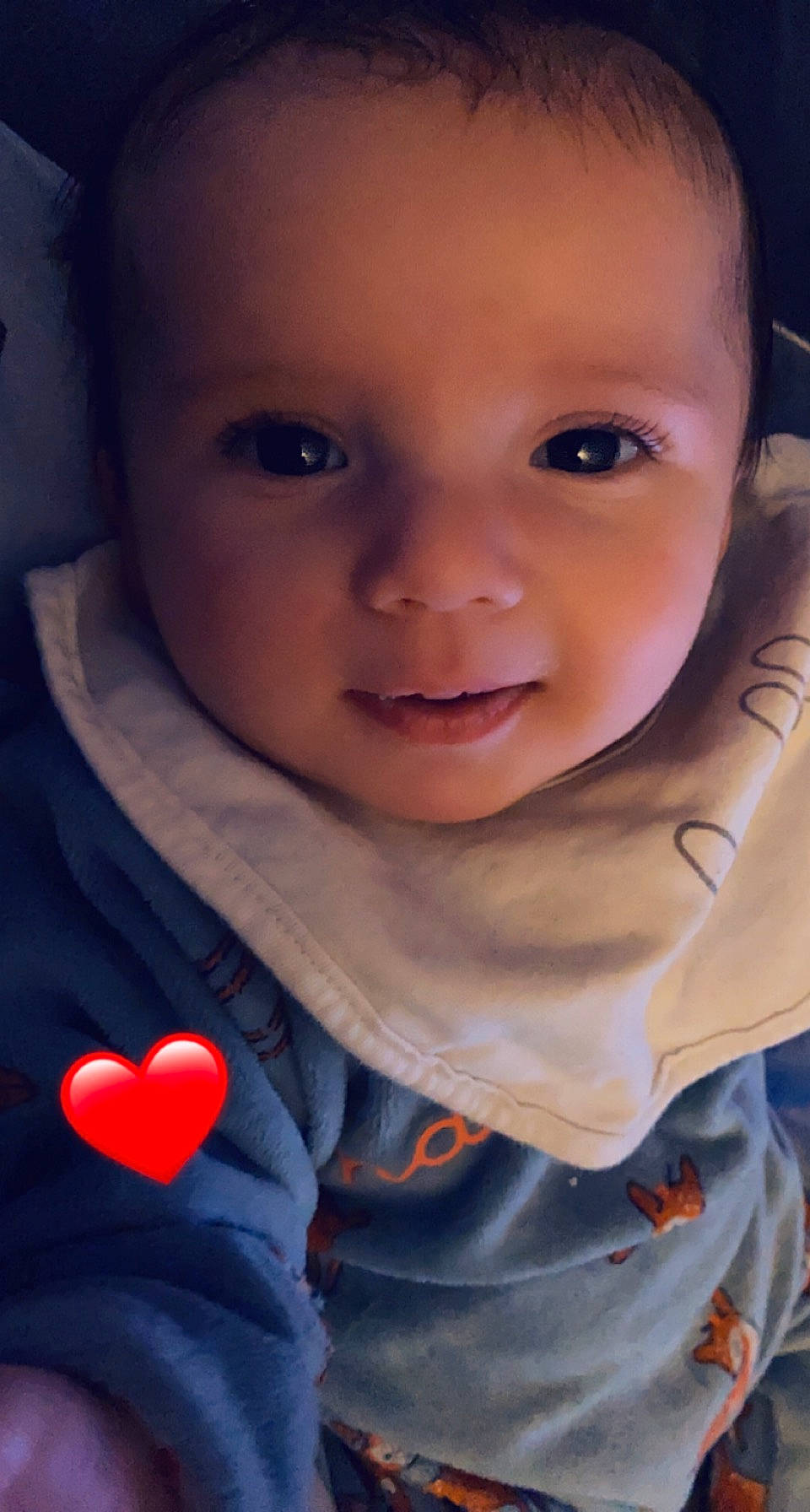 Nina a rejoint le concours — aidez-le/la à gagner de superbes lots ! baby_toddler_clothing, cheek, chin, eye, eyebrow, facial_expression, forehead, hairstyle, happy, iris, lip, mouth, neck, nose, organ, person, product, skin, sleeve, smile