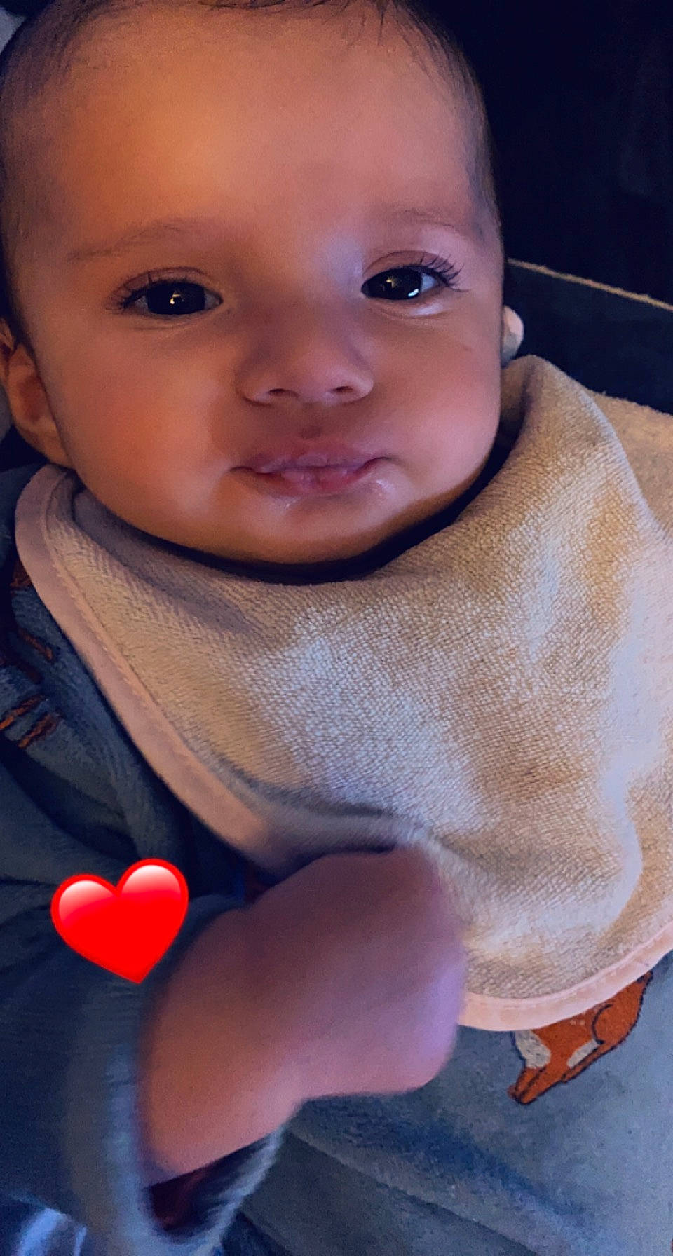 Nina participe au concours pour gagner de l'argent avec cette photo : arm, baby, baby_toddler_clothing, blue, cheek, chin, eye, facial_expression, finger, happy, iris, lip, mouth, neck, nose, organ, person, skin, sleeve, smile