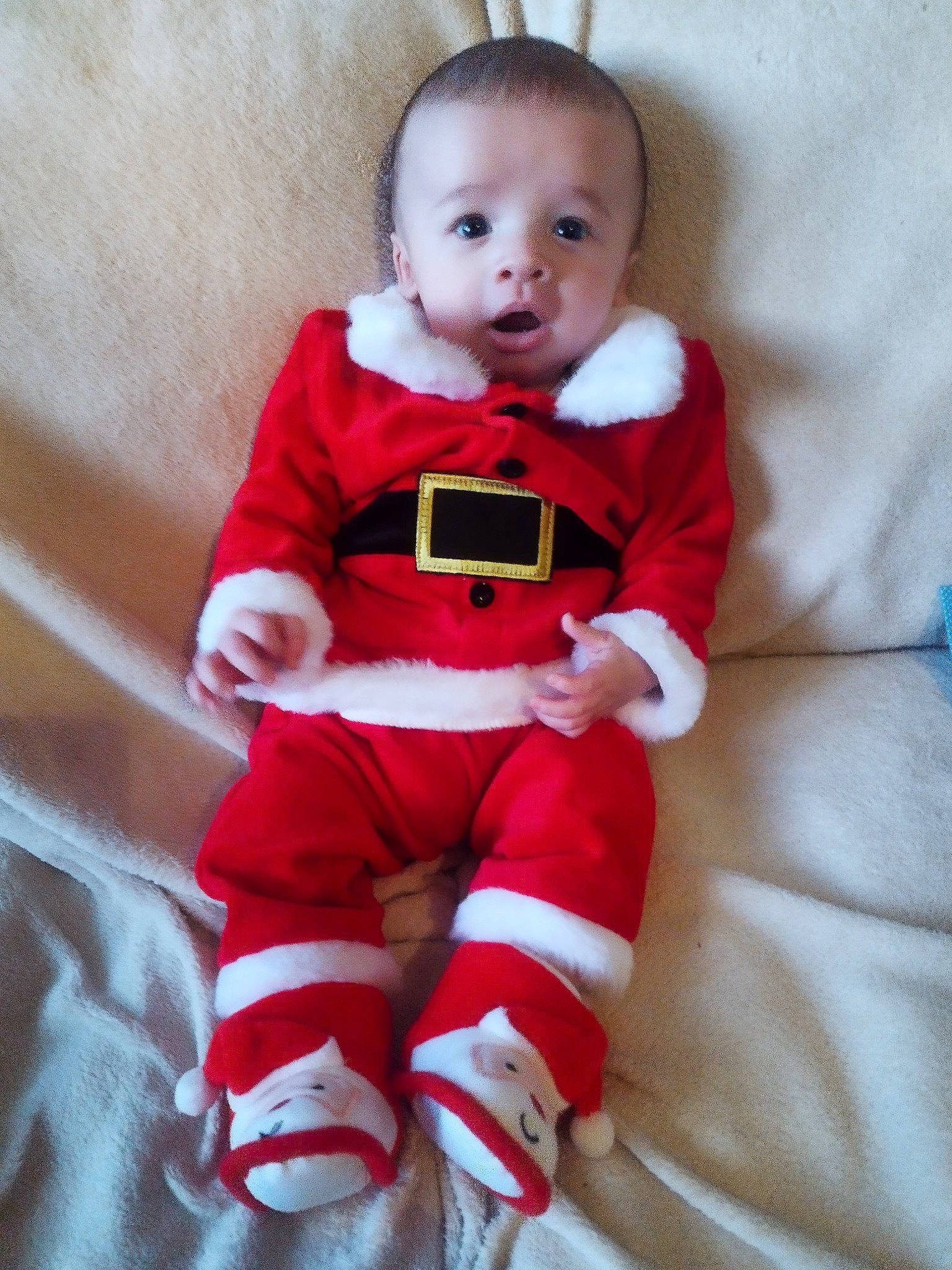 Milo a rejoint le concours — aidez-le/la à gagner de superbes lots ! baby, baby_products, baby_toddler_clothing, carmine, cheek, child, comfort, electric_blue, face, fictional_character, flooring, happy, knee, leg, pattern, person, sitting, sleeve, sock, t_shirt