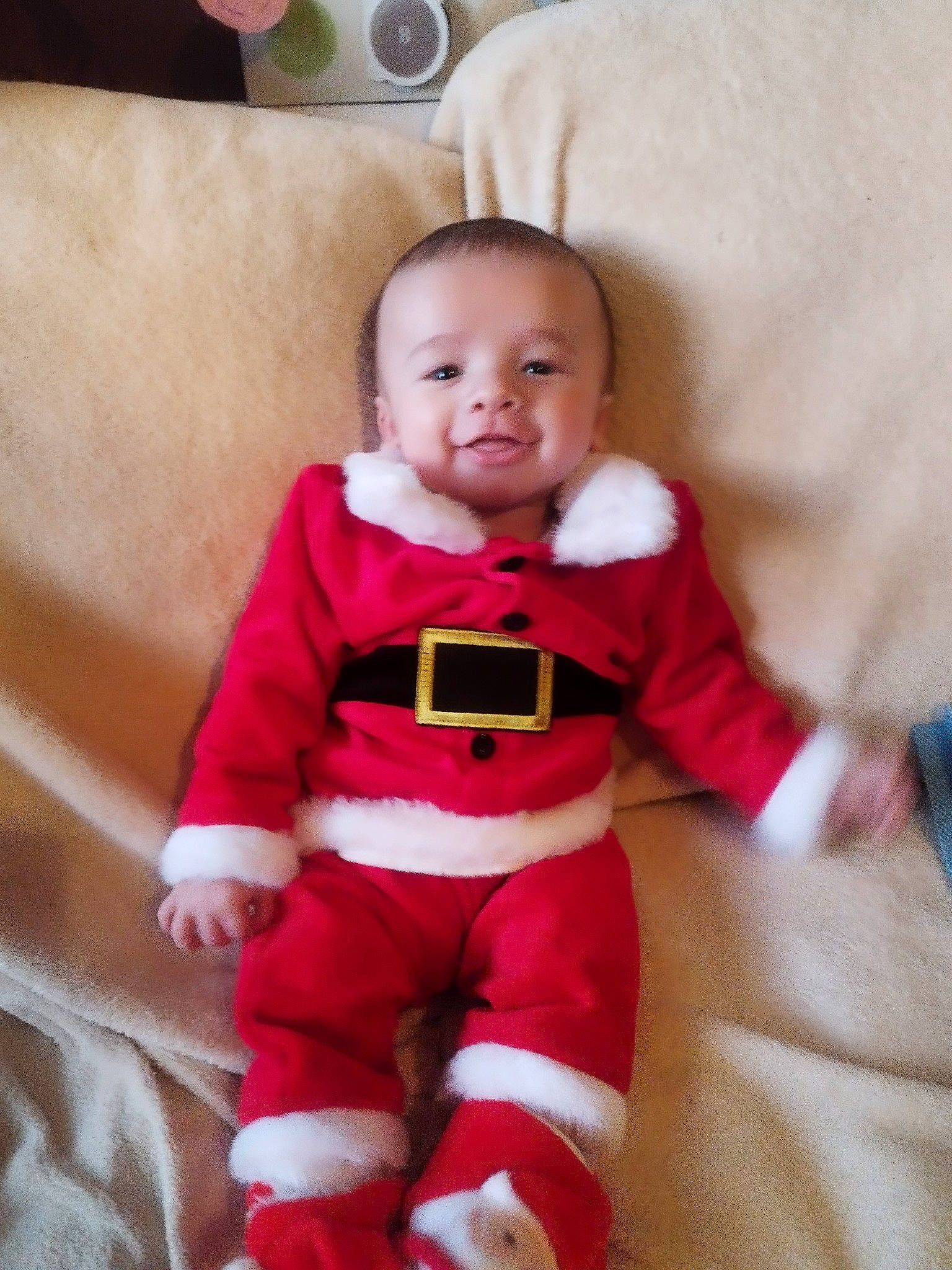 Milo participe au concours pour gagner de l'argent avec cette photo : baby, baby_toddler_clothing, cheek, child, comfort, eye, face, finger, happy, head, human_body, joy, knee, linens, person, pink, skin, sleeve, smile, toddler