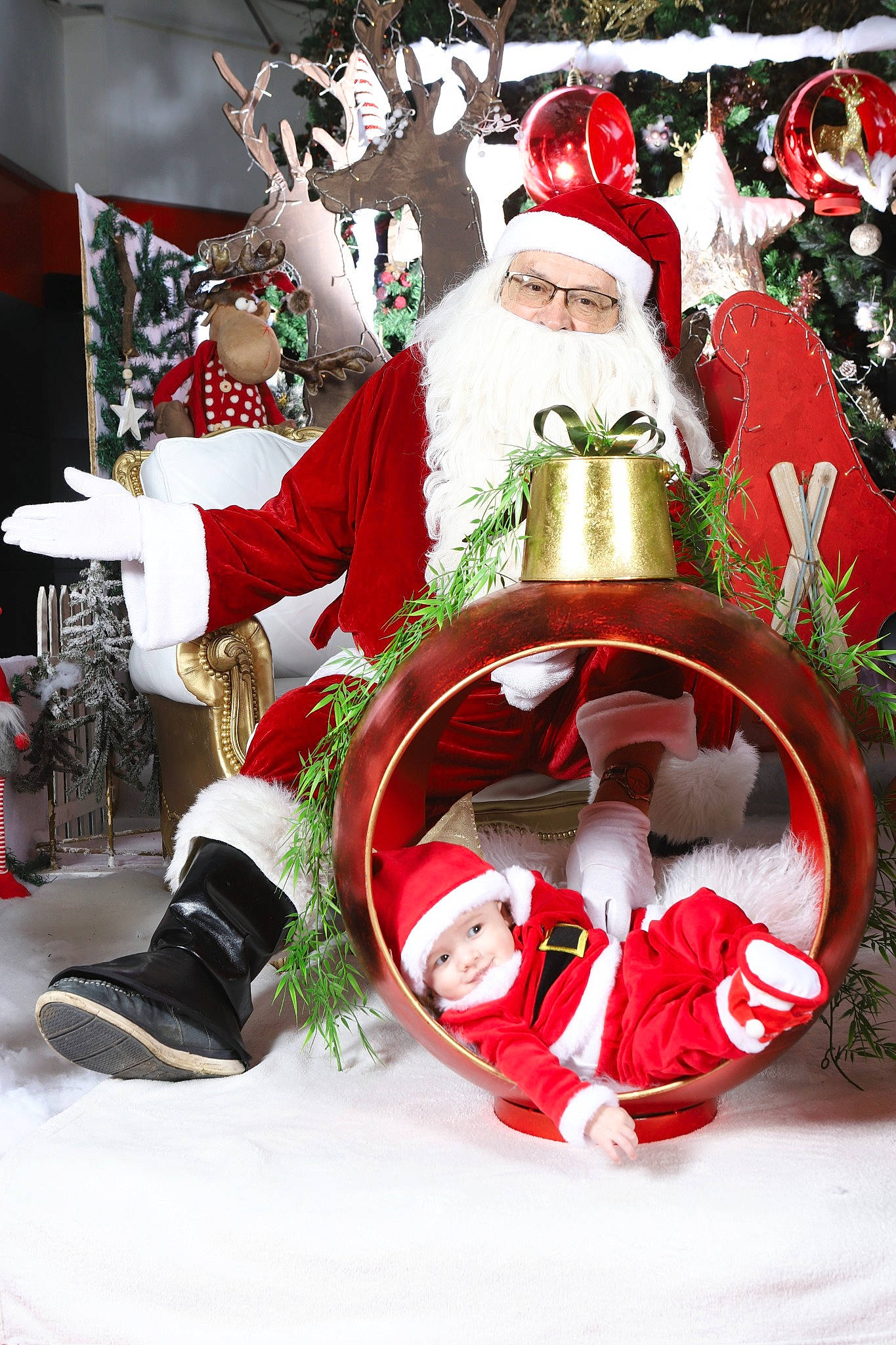 Milo a rejoint le concours — aidez-le/la à gagner de superbes lots ! art, carmine, christmas, christmas_decoration, christmas_eve, christmas_lights, christmas_ornament, event, fictional_character, fun, happy, headwear, holiday, holiday_ornament, interior_design, ornament, person, plant, santa_claus, tradition